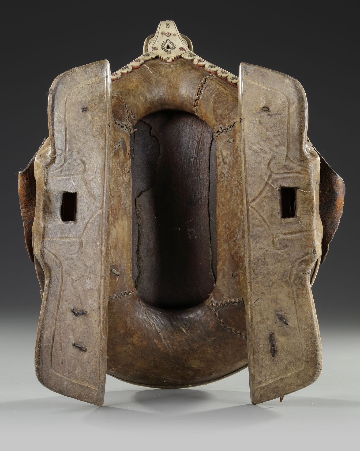 A FINE LEATHER COVERED WOODED SADDLE, CENTRAL ASIA, 19TH CENTURY - Image 5 of 5