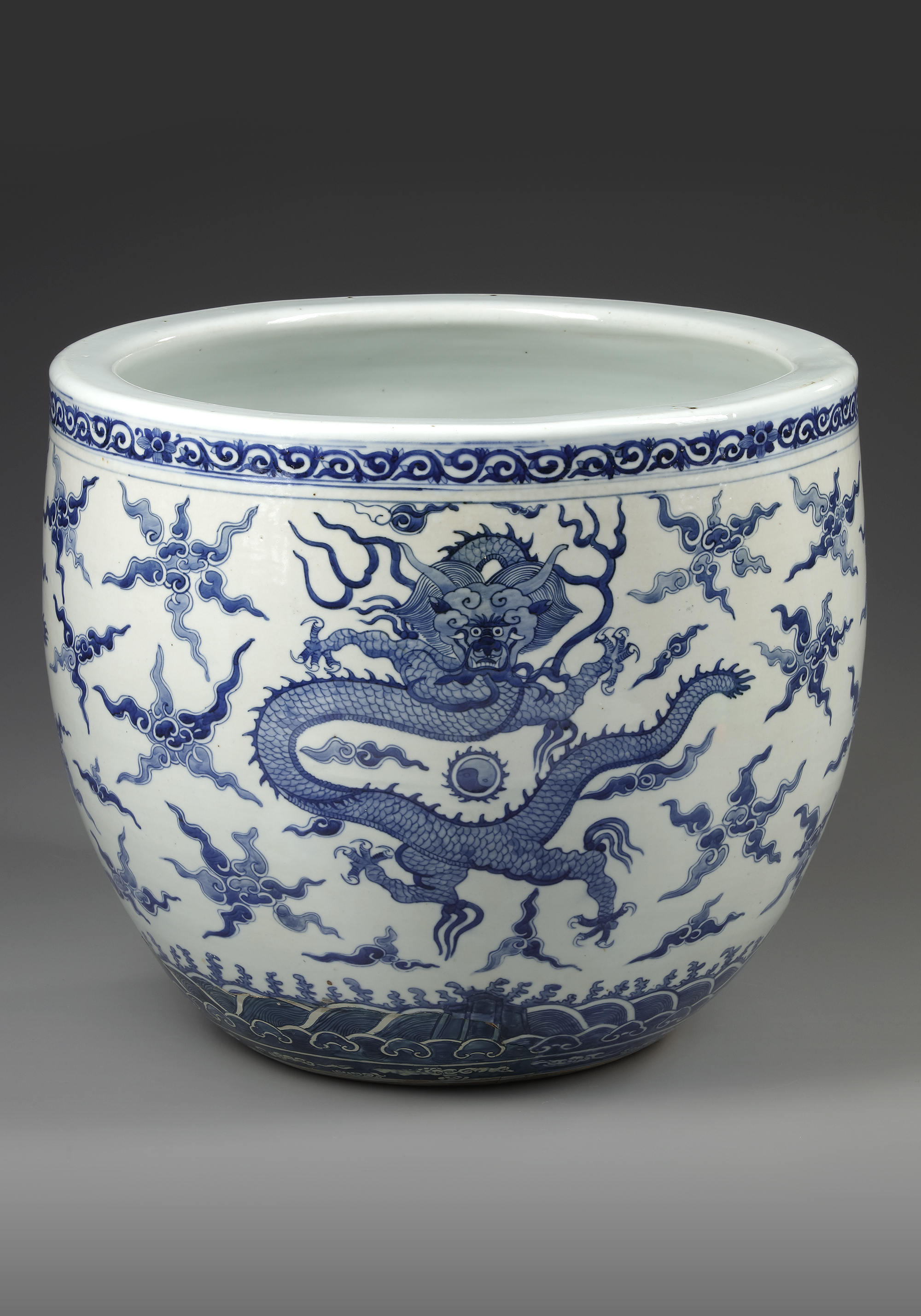 A LARGE CHINESE BLUE AND WHITE "DRAGONS" BOWL, 19TH CENTURY - Image 2 of 4