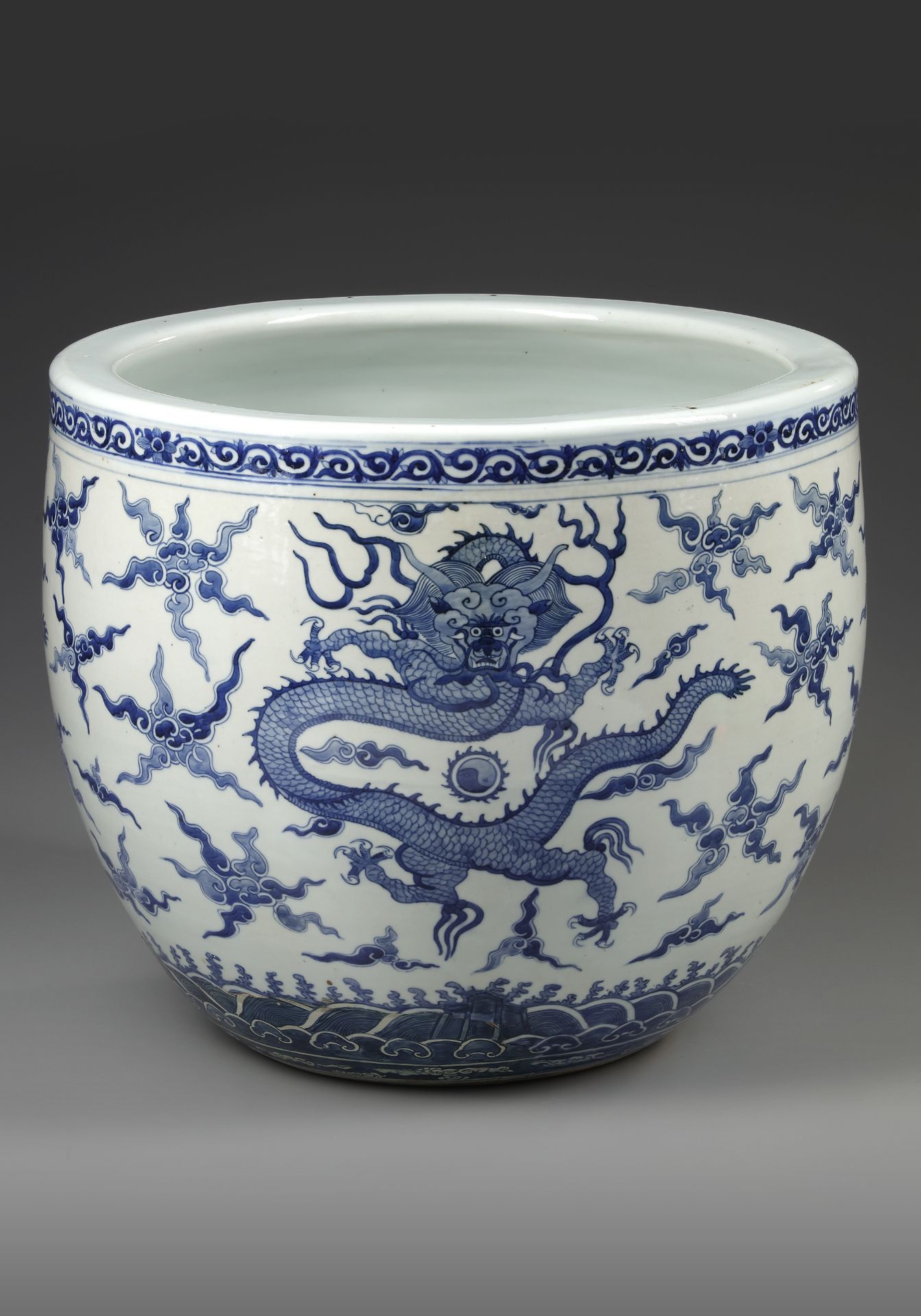 A LARGE CHINESE BLUE AND WHITE "DRAGONS" BOWL, 19TH CENTURY - Bild 2 aus 4