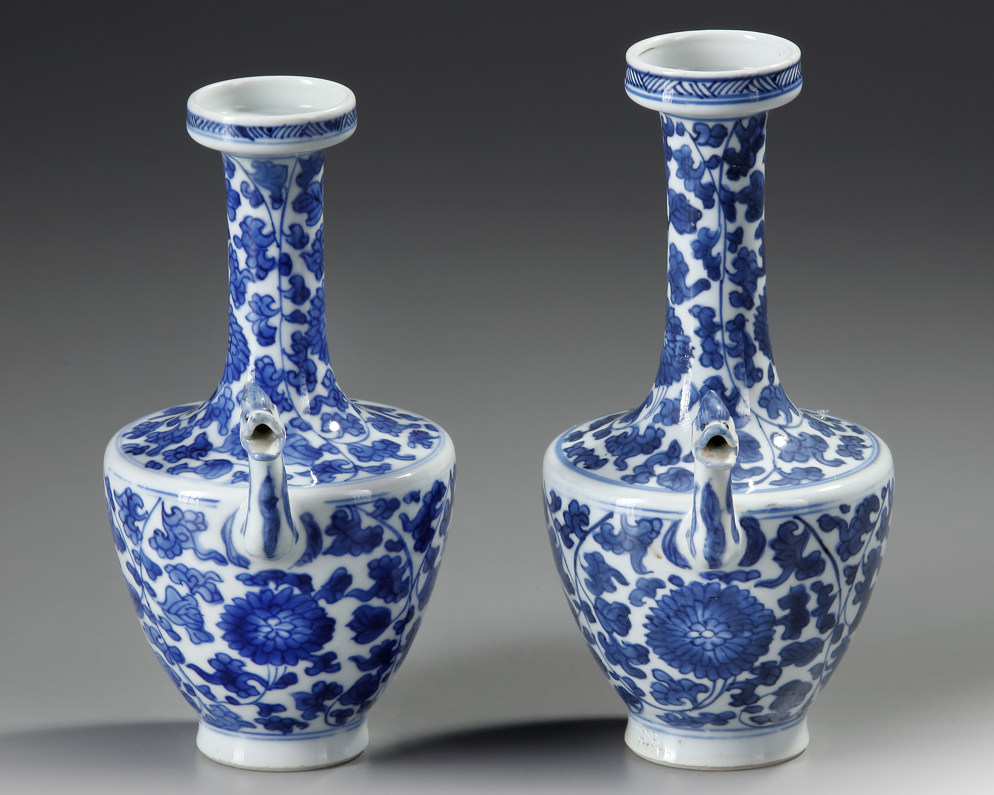 A PAIR OF BLUE AND WHITE EWERS, KANGXI PERIOD (1662-1722 ) - Image 5 of 5