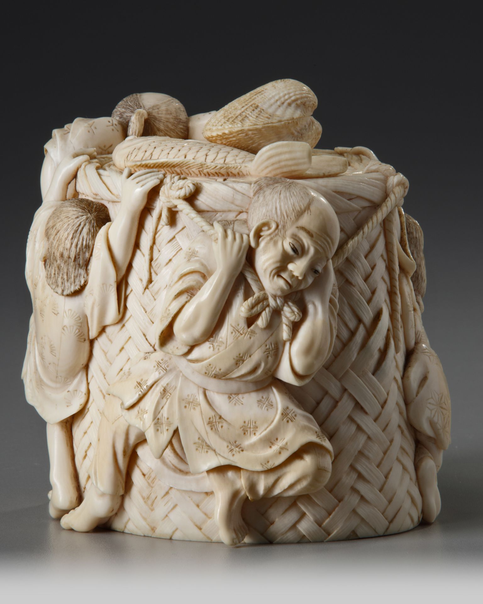 A JAPANESE IVORY CARVED BOX AND COVER, MEIJI PERIOD (1868-1912) - Image 2 of 5