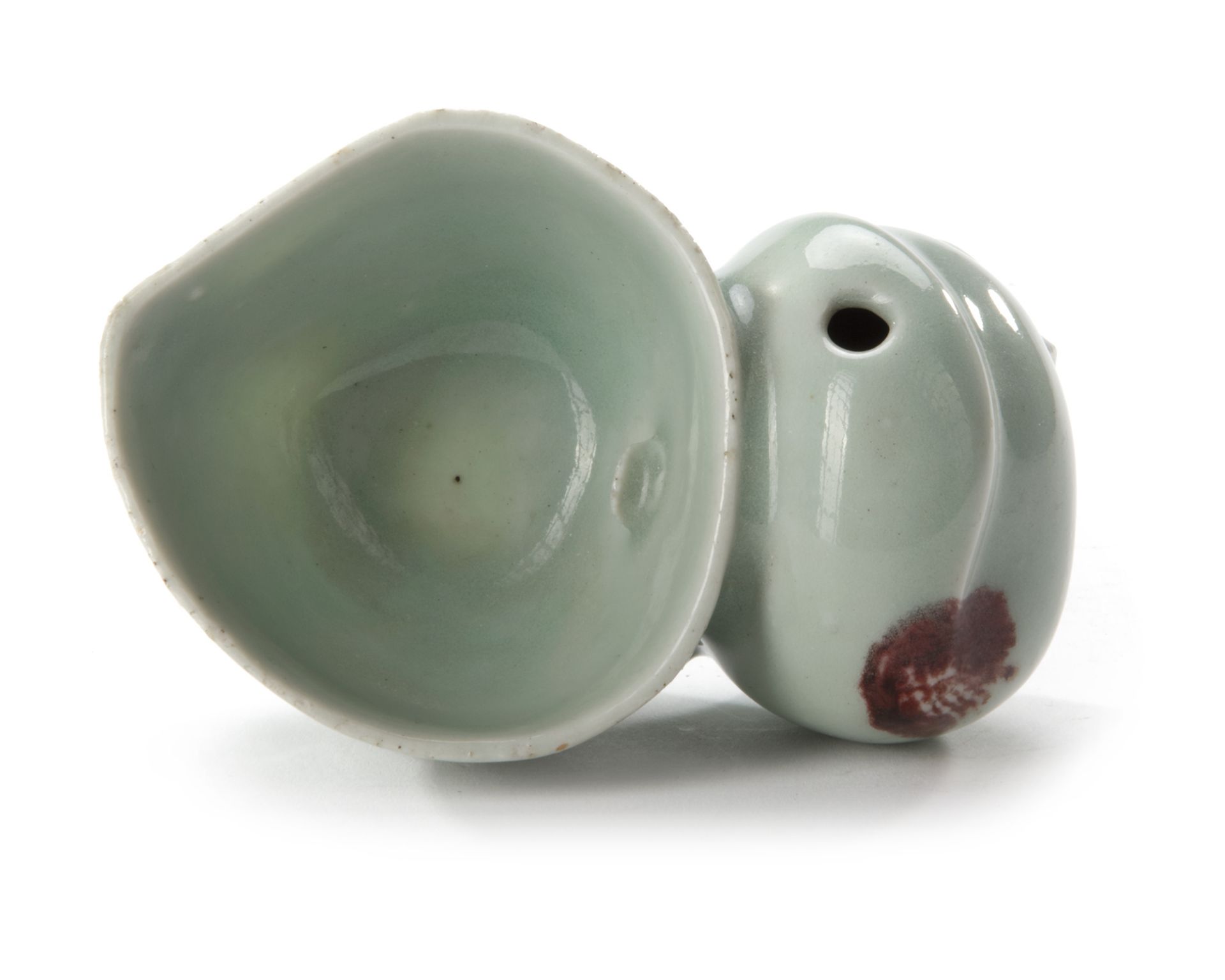 A CHINESE CELADON WATER DROPPER IN THE SHAPE OF A PEACH, KANGXI PERIOD (1662-1722) - Image 4 of 5