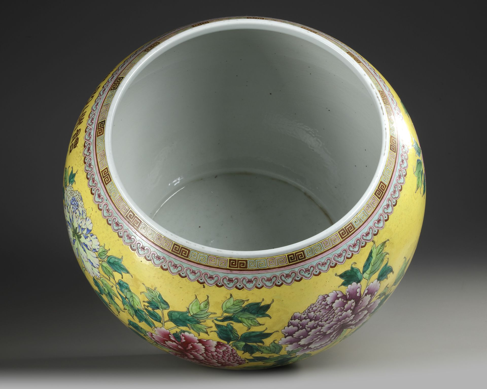 A CHINESE YELLOW-GROUND FAMILLE-ROSE 'PEONY' JAR, TIHEDIAN ZHI HALL MARK - Bild 4 aus 5