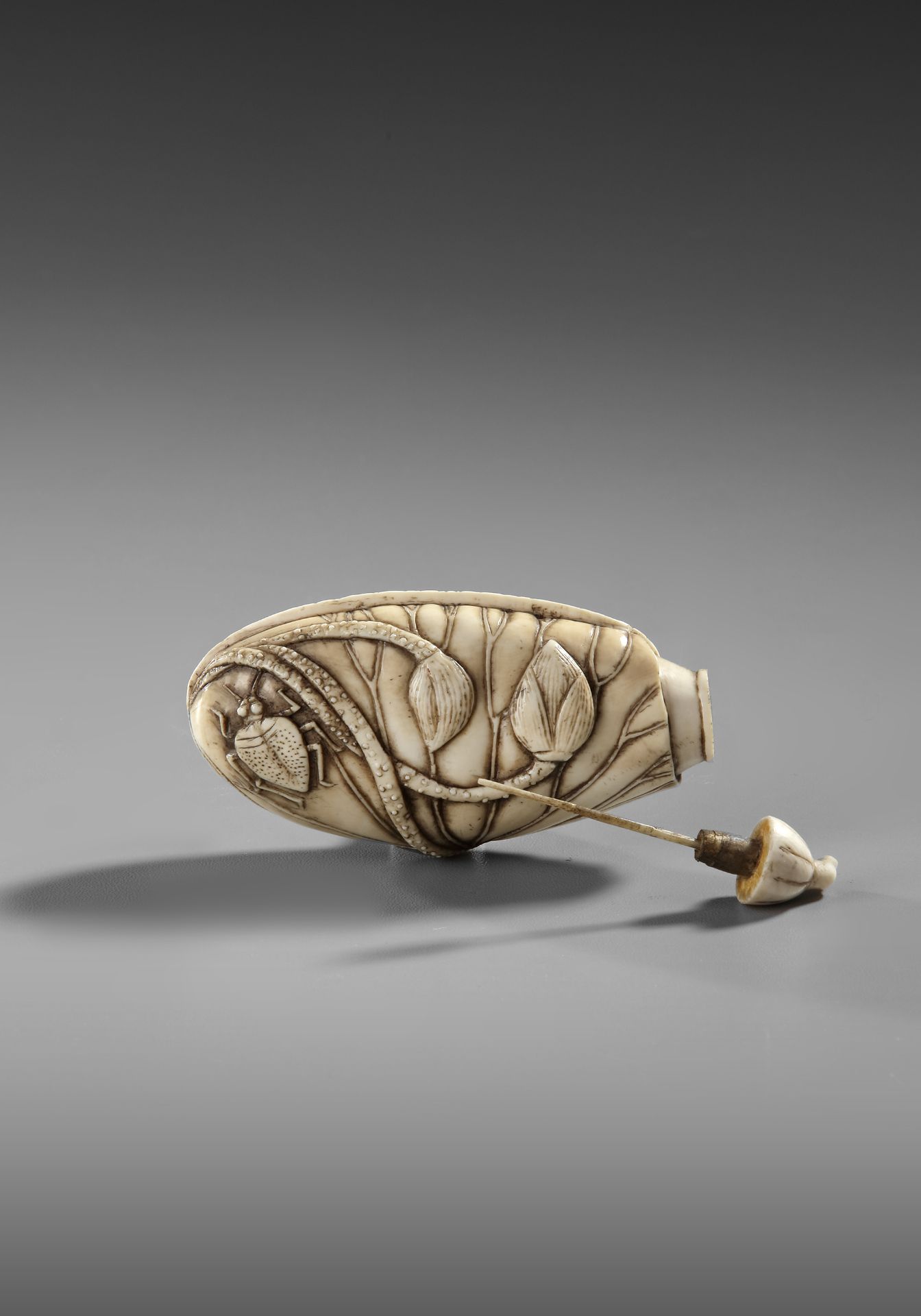 A CHINESE CARVED IVORY SNUFF BOTTLE, 19TH CENTURY - Image 3 of 4