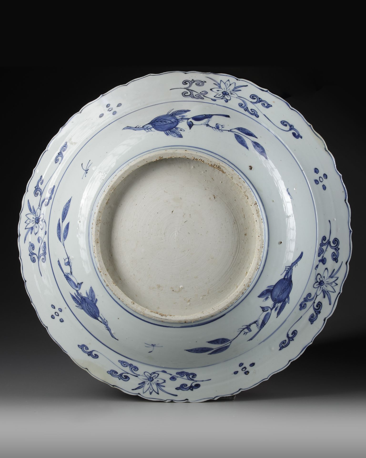A CHINESE BLUE AND WHITE CHARGER, JIAJING PERIOD (1522-1566 AD) - Image 2 of 2