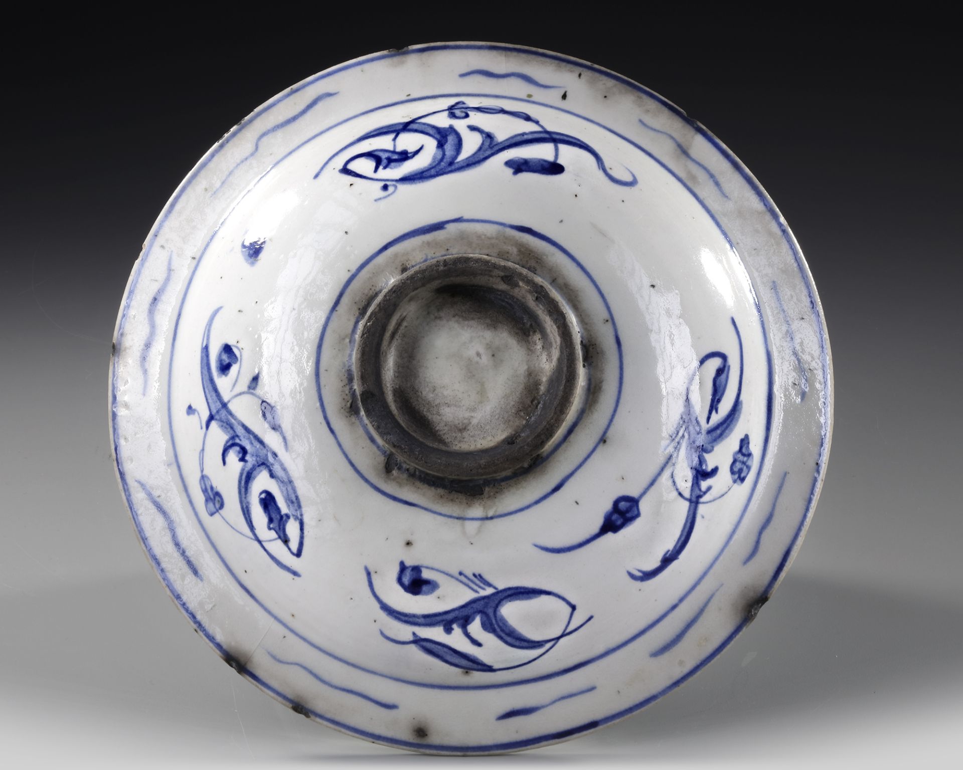 A SAFAVID BLUE AND WHITE POTTERY DISH, PERSIA, 16TH CENTURY - Bild 3 aus 3