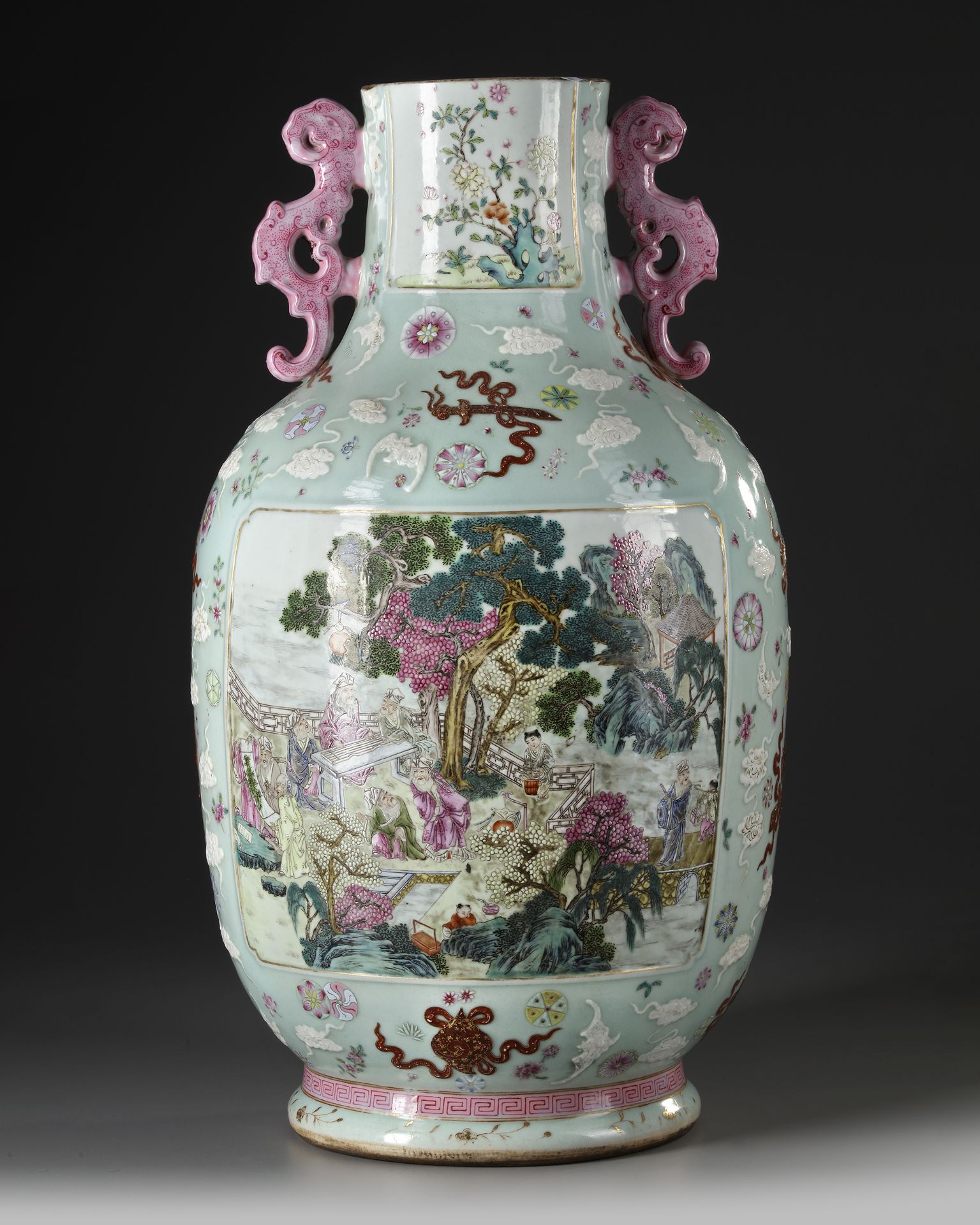 A LARGE CHINESE FAMILLE ROSE VASE, 19TH CENTURY