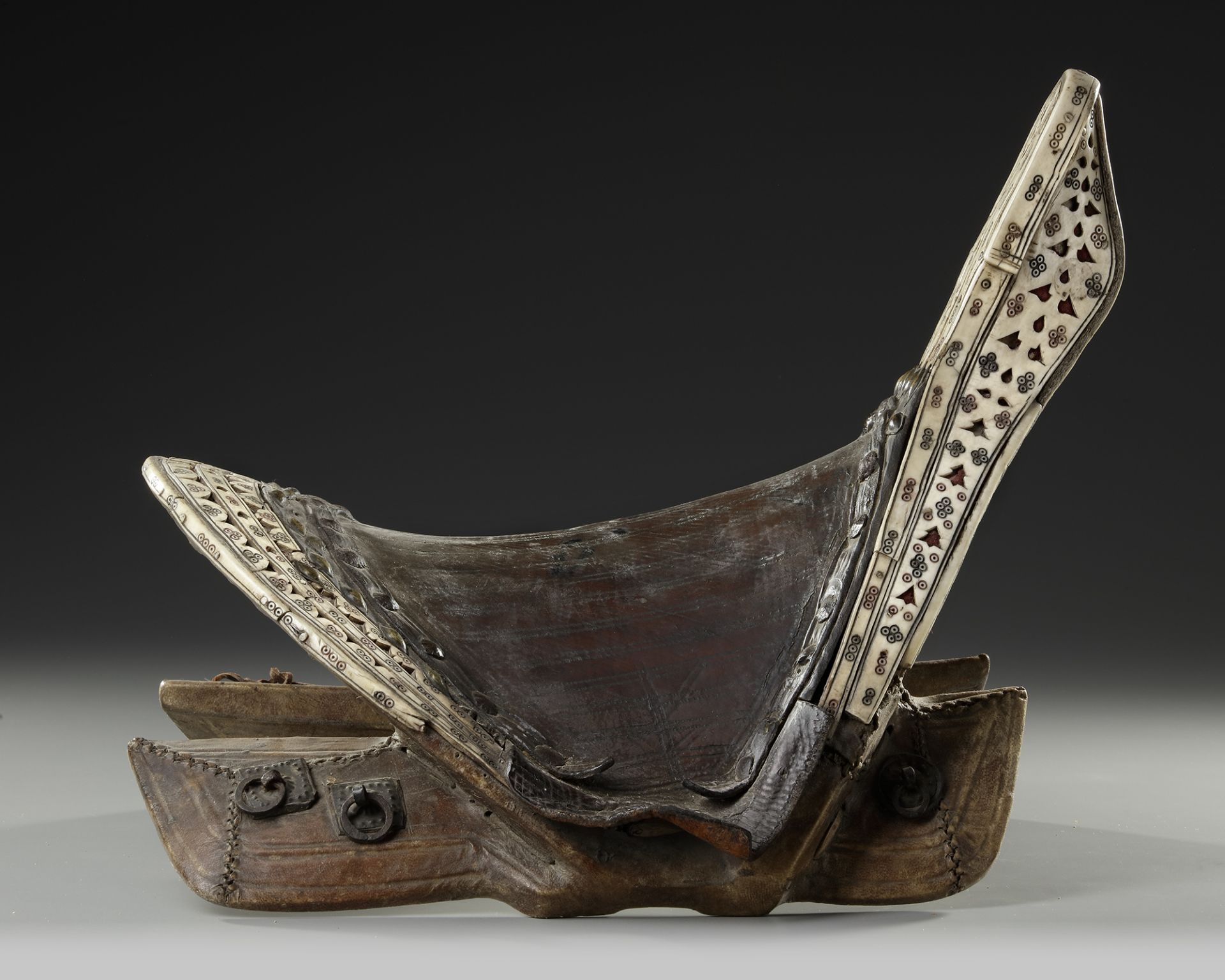 A FINE LEATHER COVERED WOODED SADDLE, CENTRAL ASIA, 19TH CENTURY - Image 2 of 5