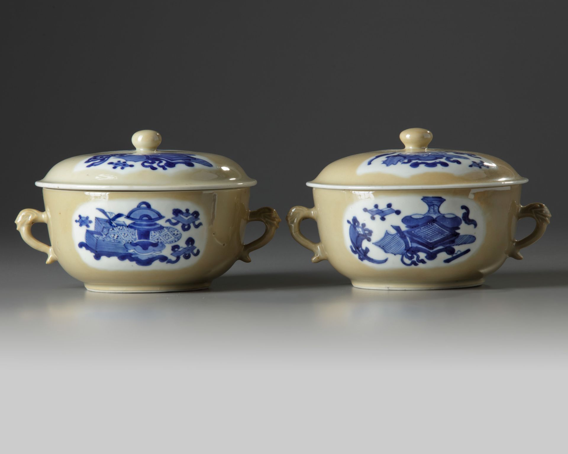 A PAIR OF CHINESE CAFE-AU-LAIT-GROUND BLUE AND WHITE POTICHES AND COVER, KANGXI PERIOD (1662-1722) - Image 4 of 9