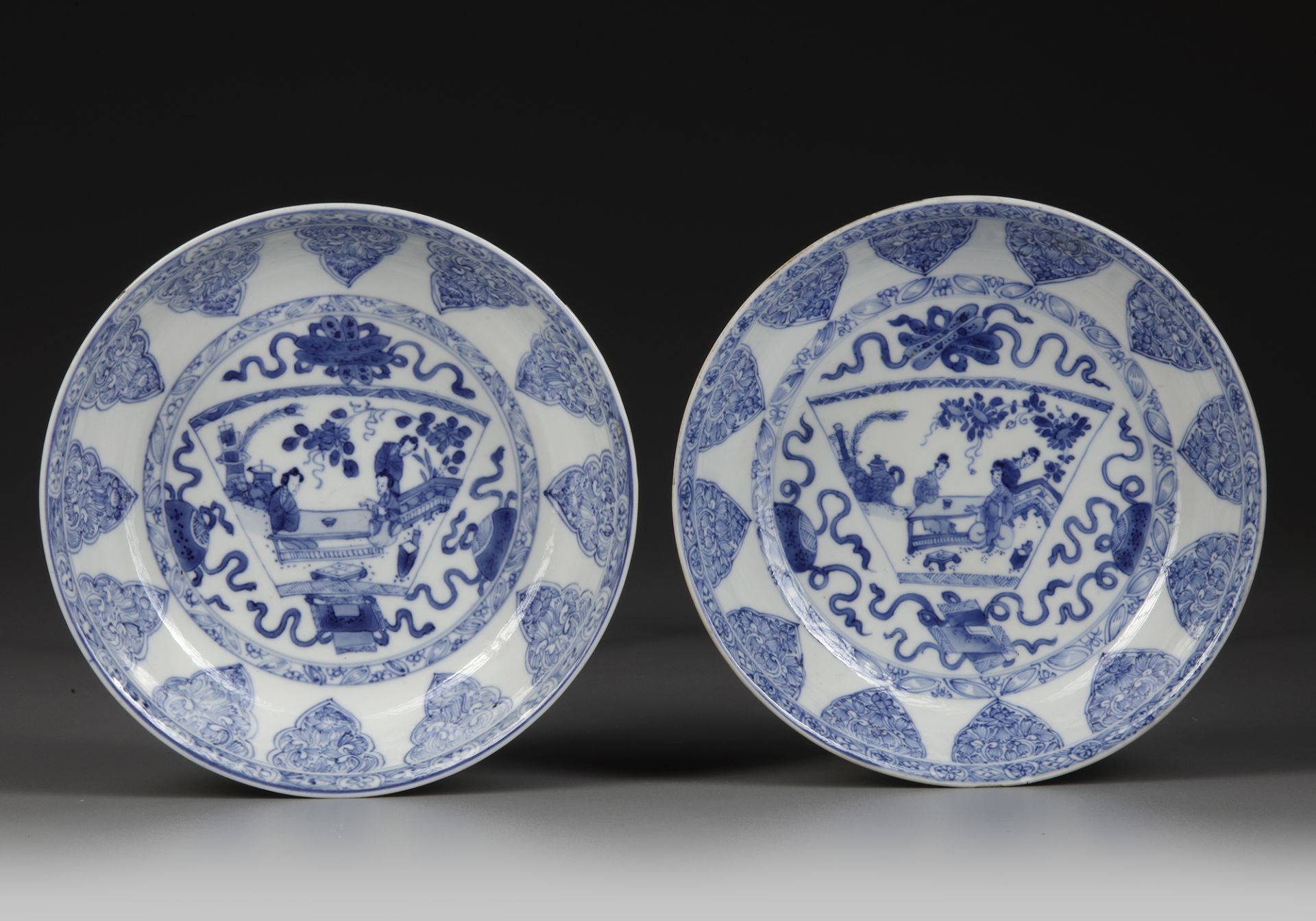 A PAIR OF CHINESE BLUE AND WHITE DISHES, KANGXI PERIOD (1662-1722)