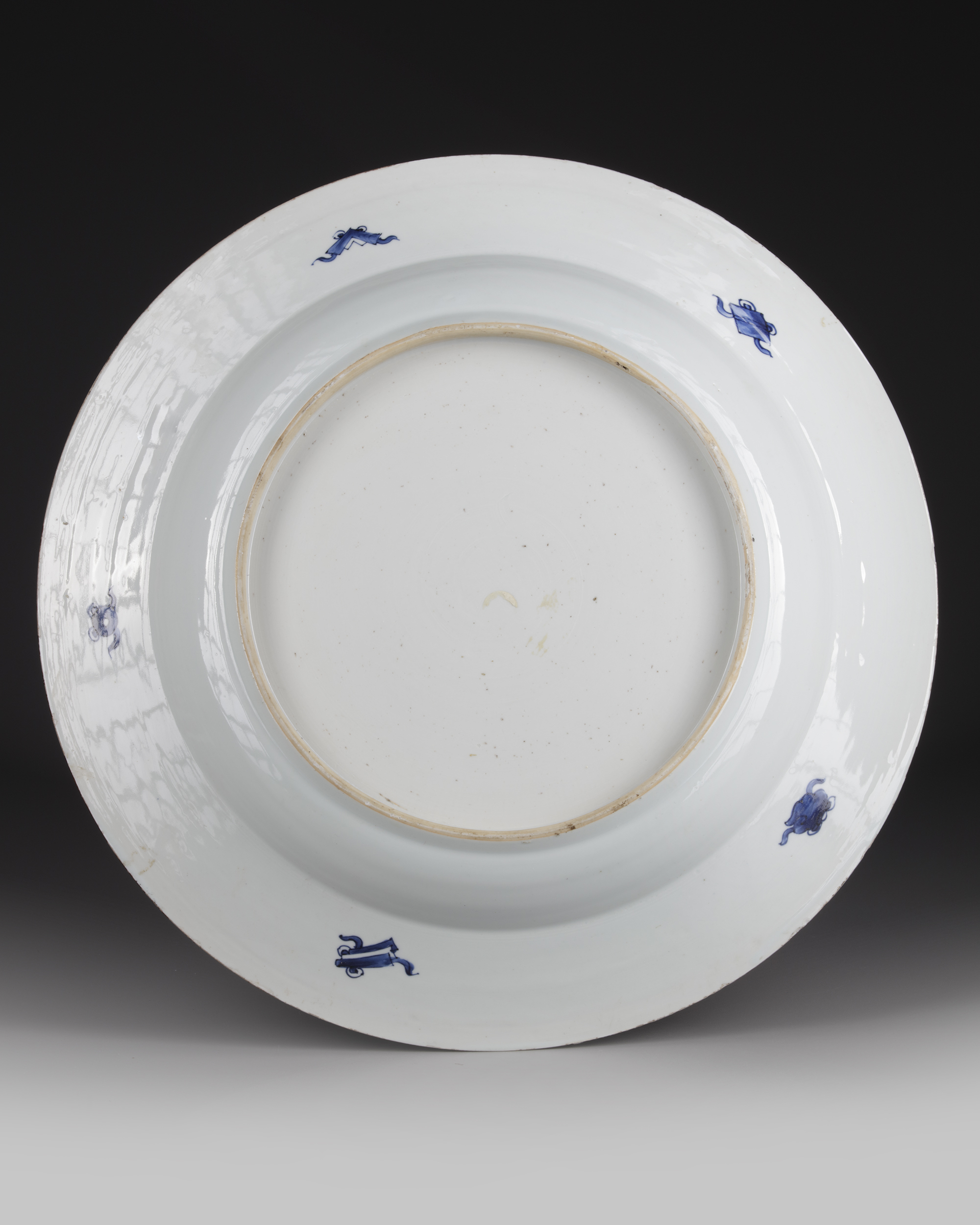 A LARGE CHINESE BLUE AND WHITE PEACOCK CHARGER, KANGXI PERIOD (1662-1722) - Image 2 of 2