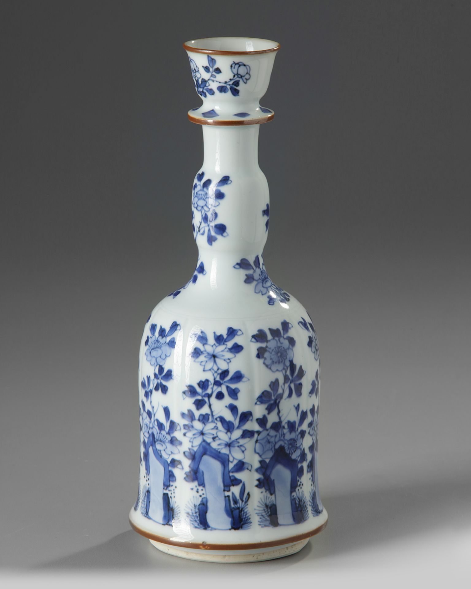 A CHINESE BLUE AND WHITE HOOKAH BASE, KANGXI PERIOD (1662-1722) - Bild 2 aus 5