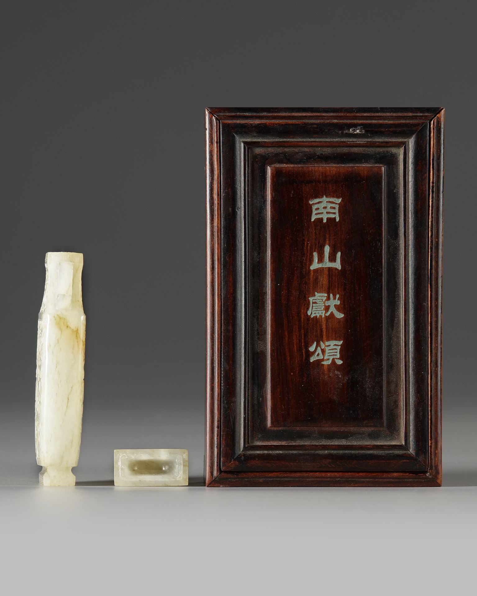 A CHINESE JADE ARCHAISTIC VASE AND COVER, 19TH CENTURY - Image 4 of 5