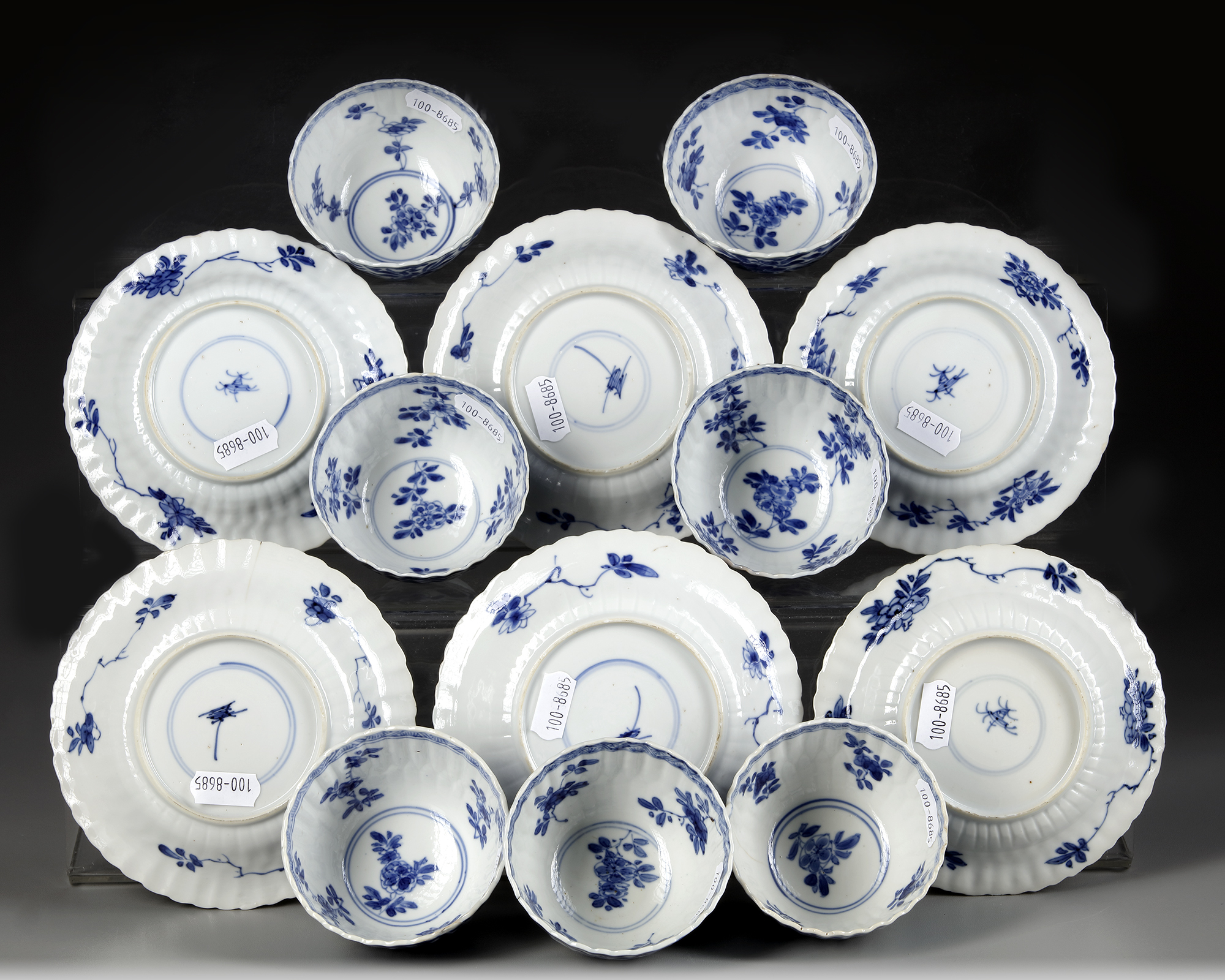 A SET OF SEVEN CHINESE BLUE AND WHITE CUPS AND SIX SAUCERS, KANGXI PERIOD (1662-1722) - Image 3 of 4