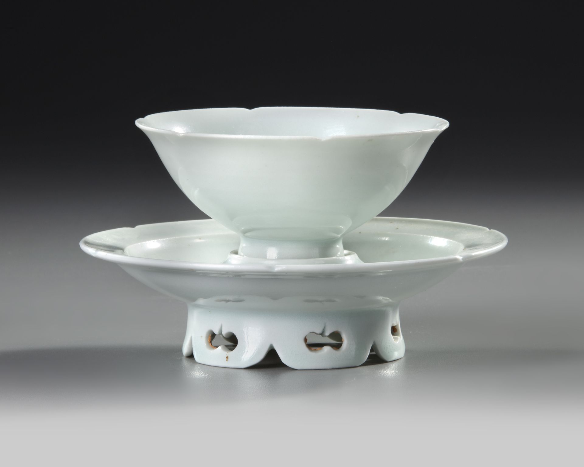 A CHINESE 'QINGBAI' CUP AND STAND, SONG DYNASTY (960-1279 AD) - Bild 2 aus 5