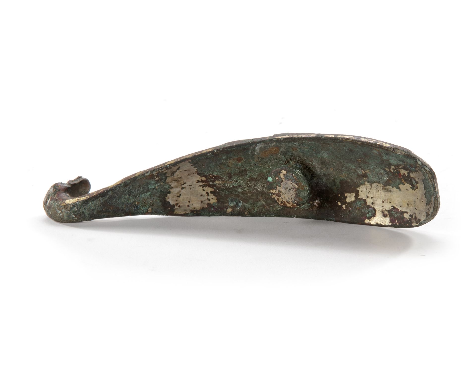 A GILT CHINESE BRONZE BELT-HOOK, 3RD-2ND CENTURY B.C. - Bild 3 aus 4