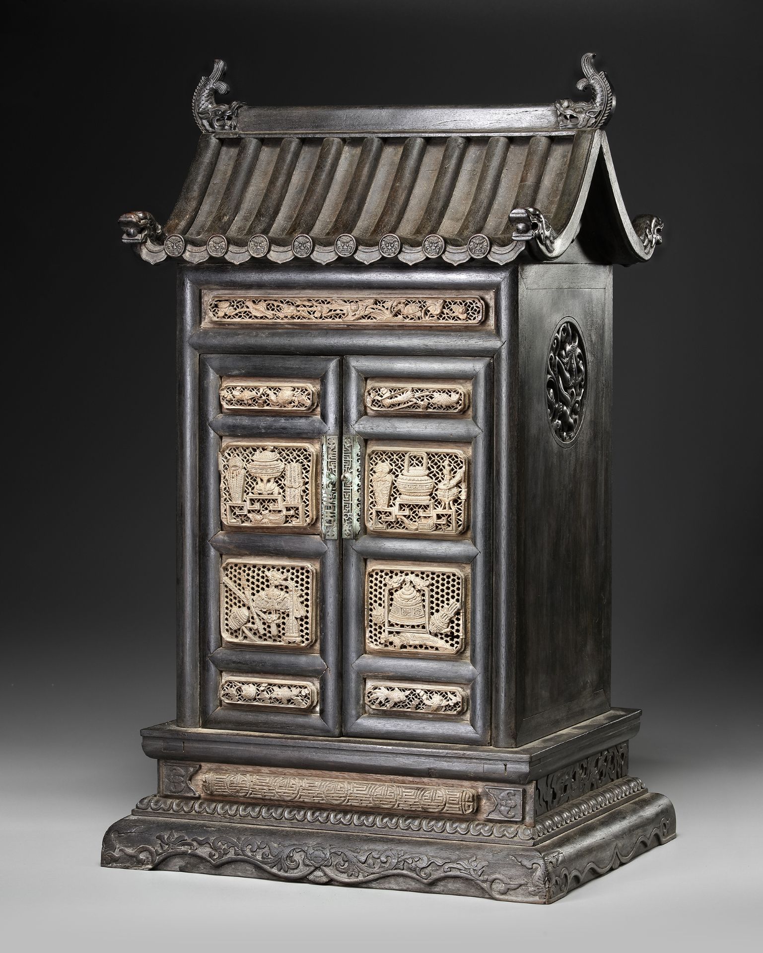 A CHINESE CARVED ZITAN ALTAR CABINET, QING DYNASTY (1644-1911) - Bild 2 aus 5