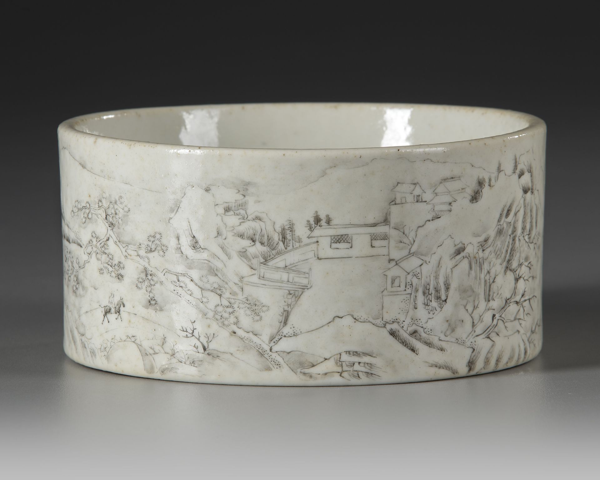 A CHINESE GRISAILLE LANDSCAPE BRUSH POT, REPUBLIC PERIOD, 20TH CENTURY - Bild 2 aus 5