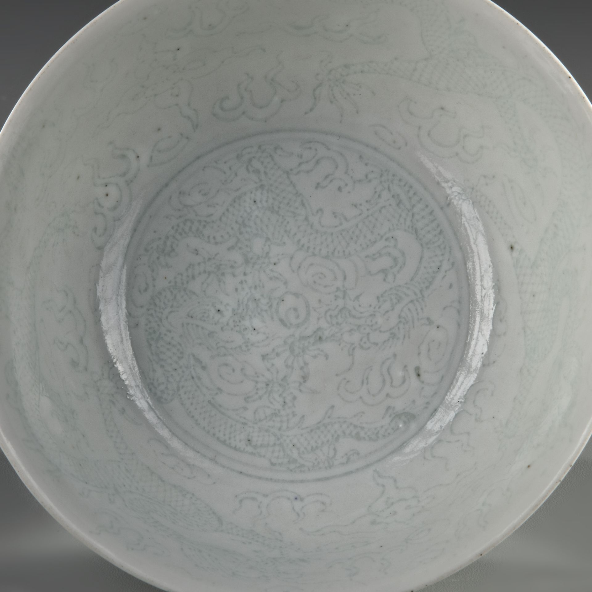 A CHINESE WHITE-GLAZED STEM BOWL, 17TH CENTURY - Bild 4 aus 5