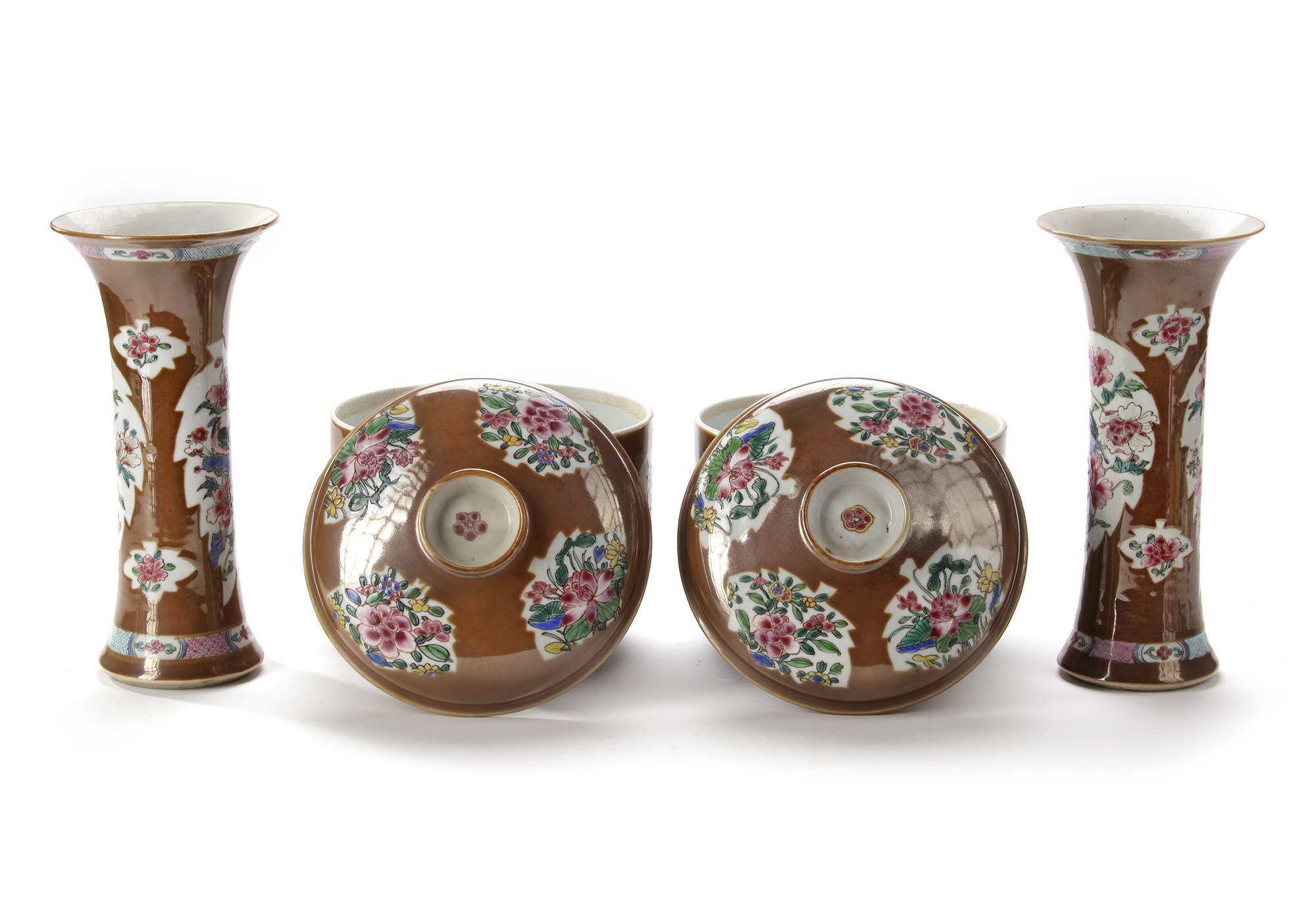 A PAIR OF CHINESE FAMILLE ROSE BEAKERS AND COVERED JARS, 18TH CENTURY - Image 3 of 5