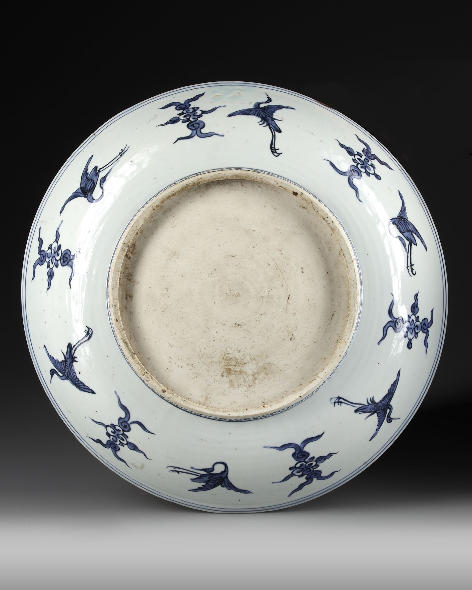 A CHINESE BLUE AND WHITE CHARGER, JIAJING PERIOD (1522-1566 AD) - Bild 2 aus 2