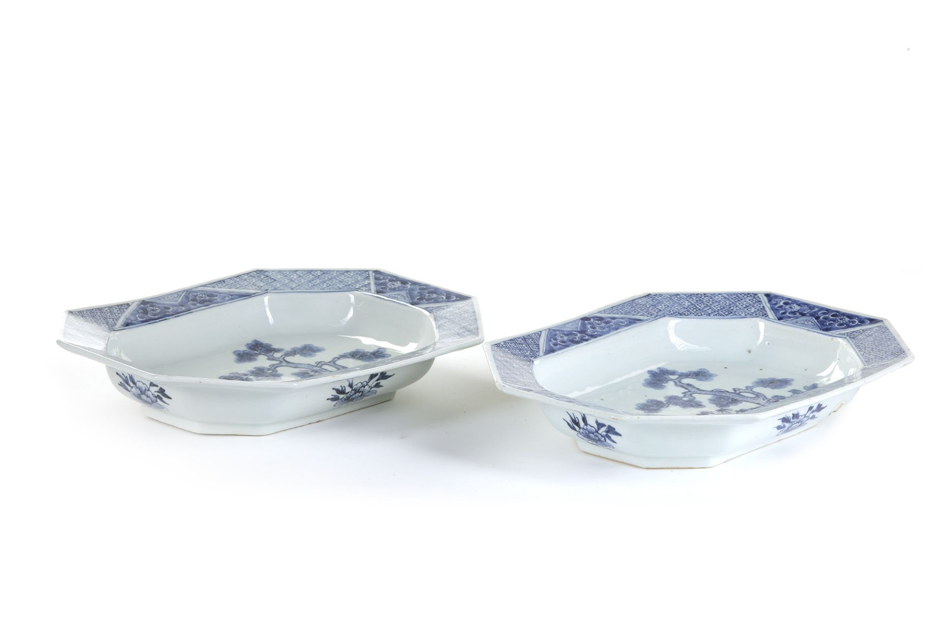 A PAIR OF CHINESE BLUE AND WHITE OCTAGONAL PLATTERS, 18TH CENTURY - Image 2 of 3