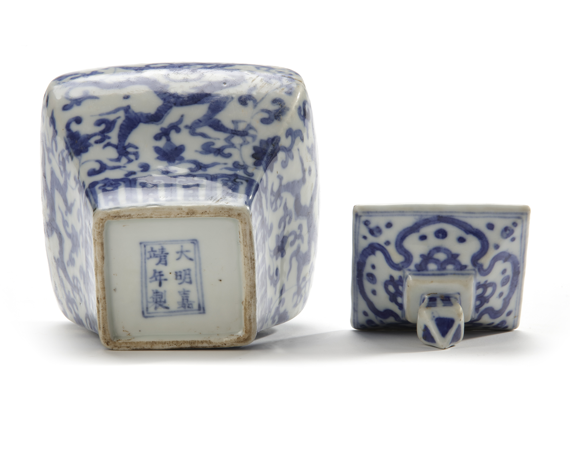 A. CHINESE BLUE AND WHITE FACETED DRAGON JAR WITH COVER, MING DYNASTY (1368-1644) - Image 5 of 5