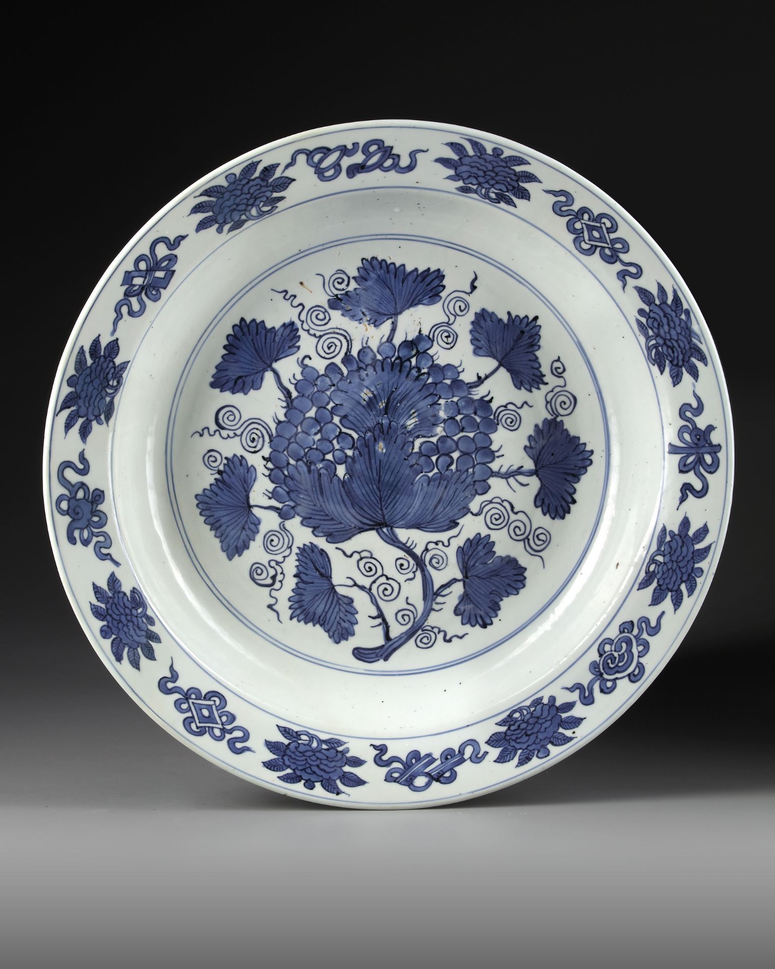 A LARGE CHINESE BLUE AND WHITE 'GRAPES' CHARGER, JIAJING PERIOD (1522-1566) - Bild 3 aus 3