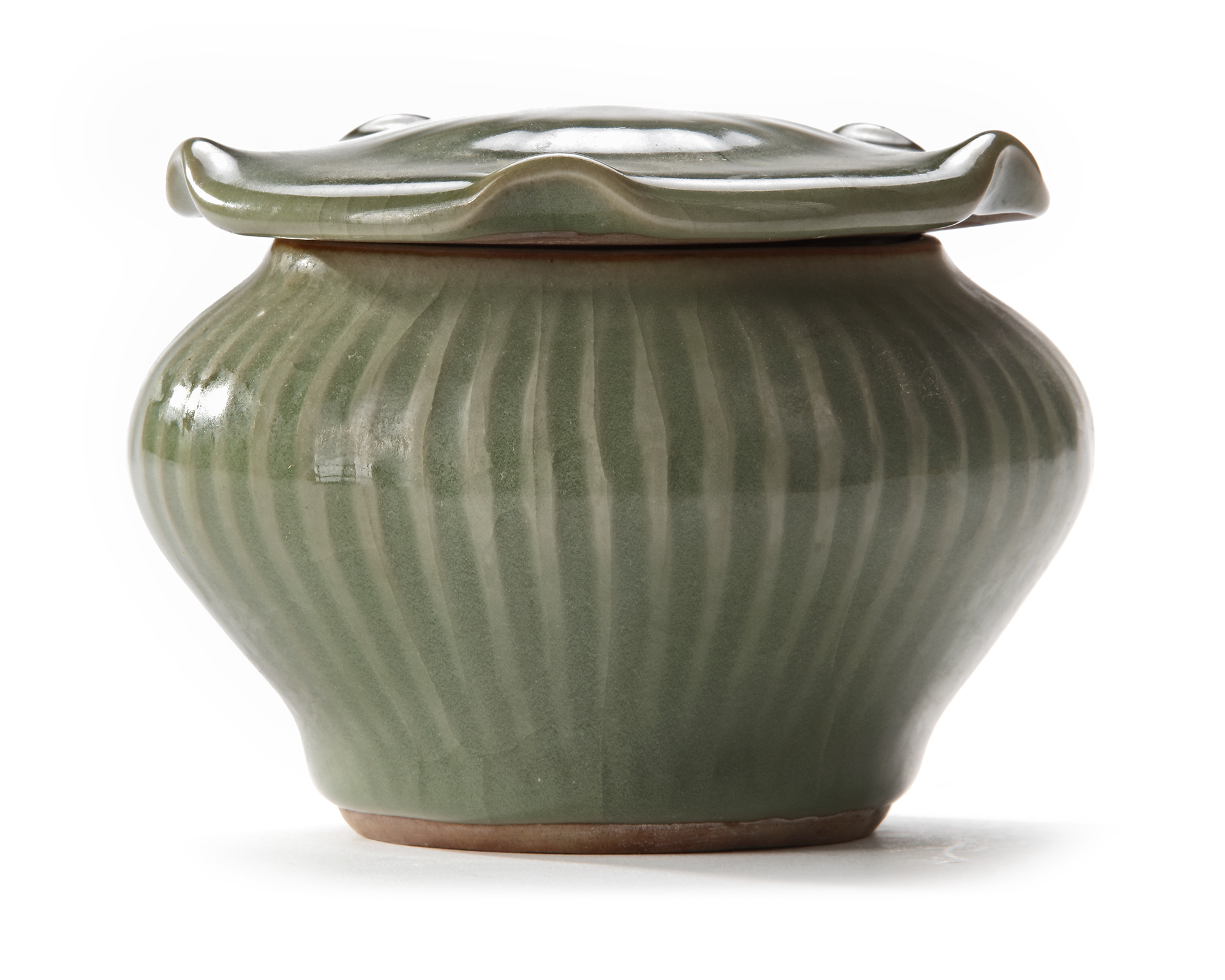 A CHINESE LONGQUAN CELADON CRACKLED ‘HUNDRED RIB’ JAR AND ‘LOTUS’ COVER, MING DYNASTY (1368-1644) - Image 2 of 4