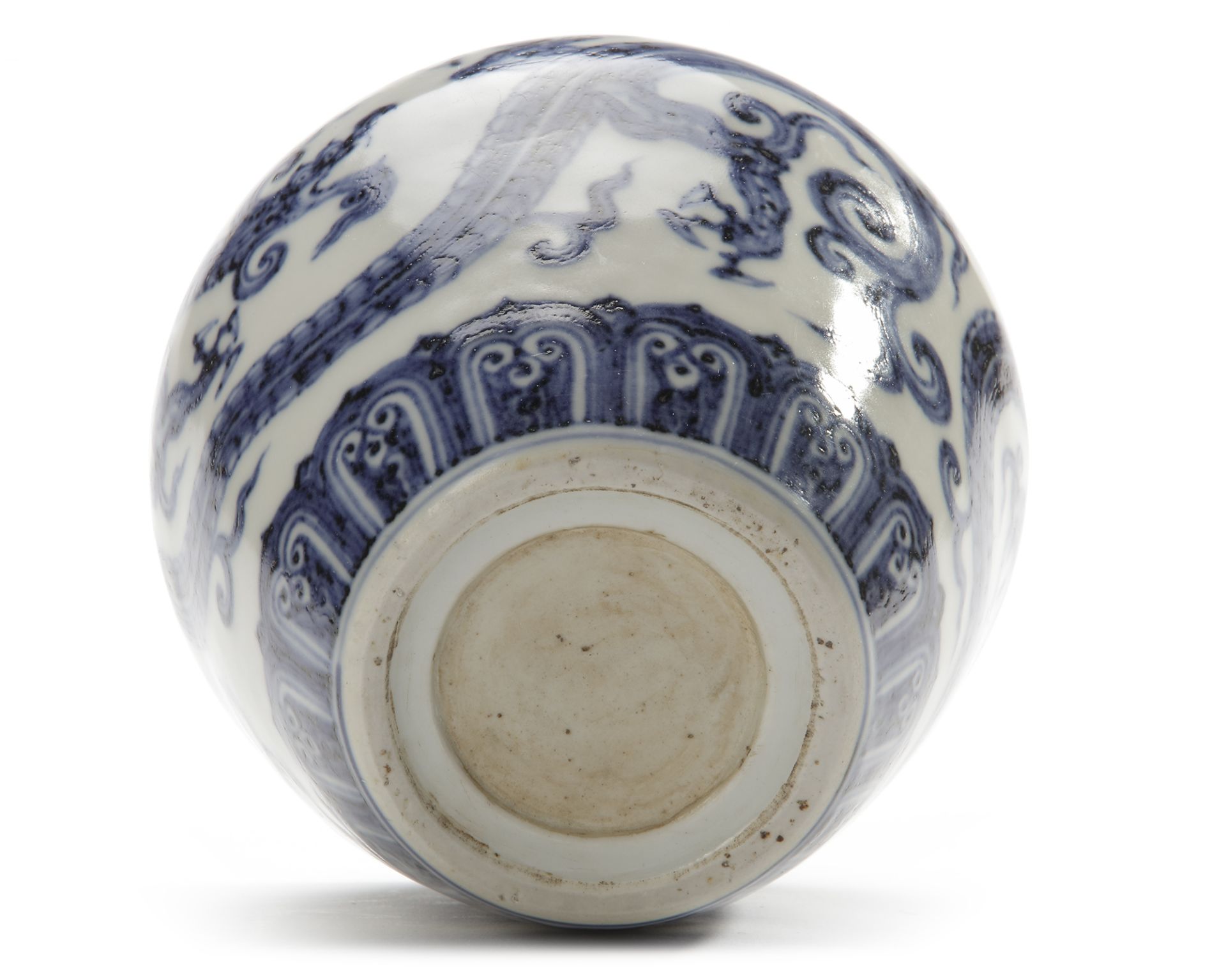 A SMALL CHINESE BLUE AND WHITE DRAGONS JAR, MING DYNASTY (1368-1644) - Image 4 of 4