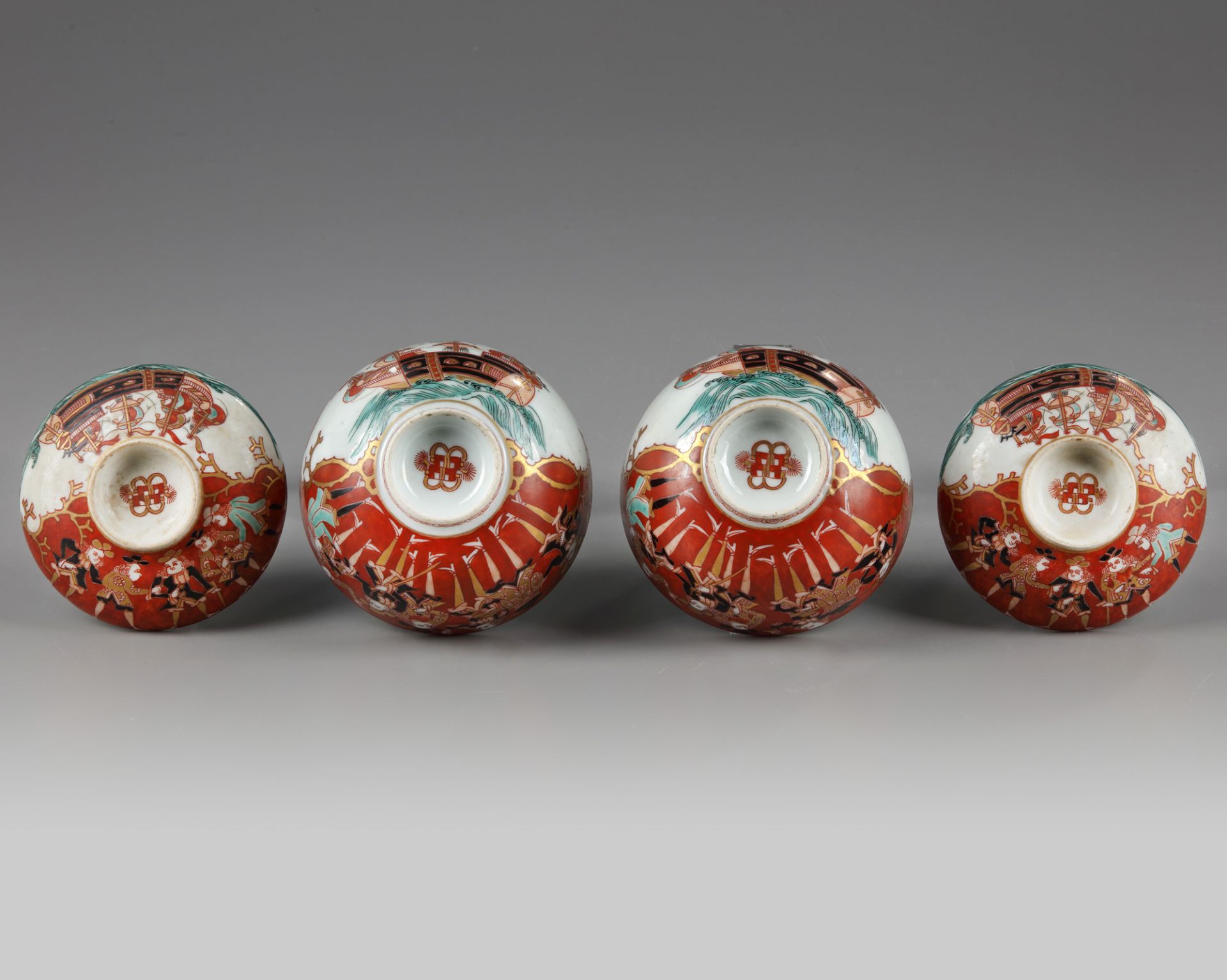 A PAIR OF JAPANESE IMARI NANBAN SHIP BOWLS AND COVERS, 19TH CENTURY - Bild 4 aus 4