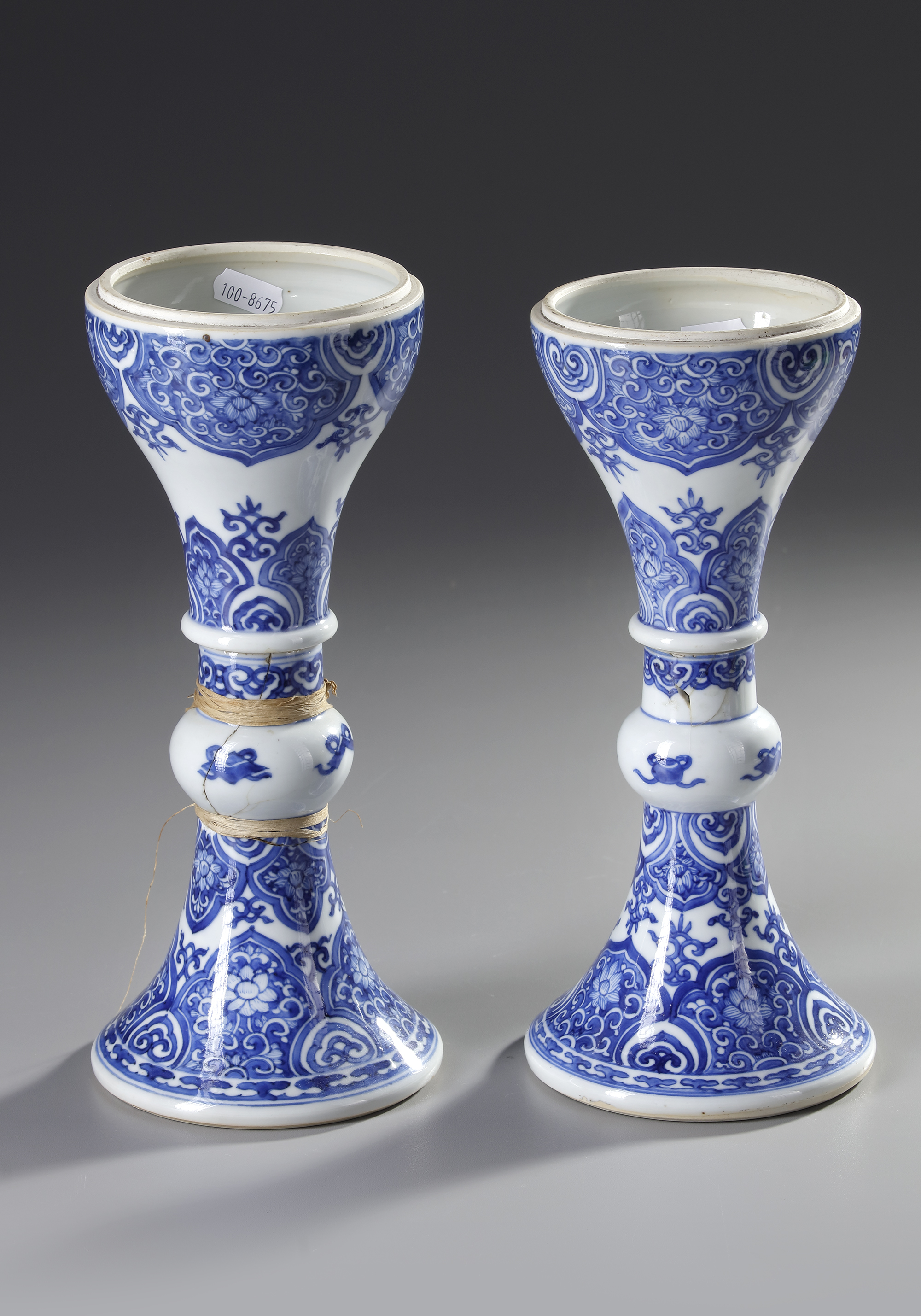A PAIR OF BLUE AND WHITE POSSIBLY LANTERNS, KANGXI PERIOD (1662-1722) - Image 2 of 4