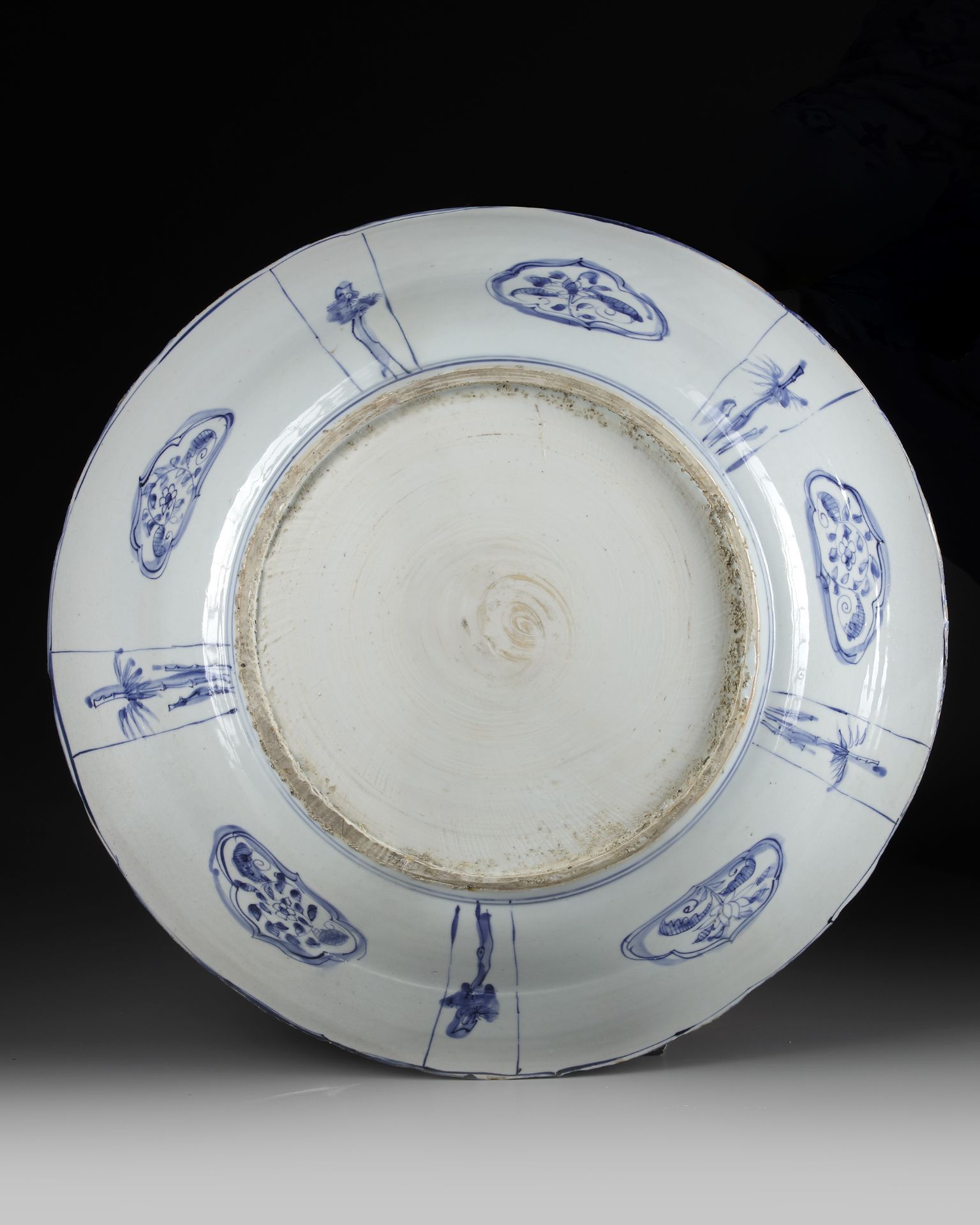 A LARGE CHINESE BLUE AND WHITE 'KRAAK PORSELEIN' CHARGER, 17TH CENTURY - Image 2 of 2