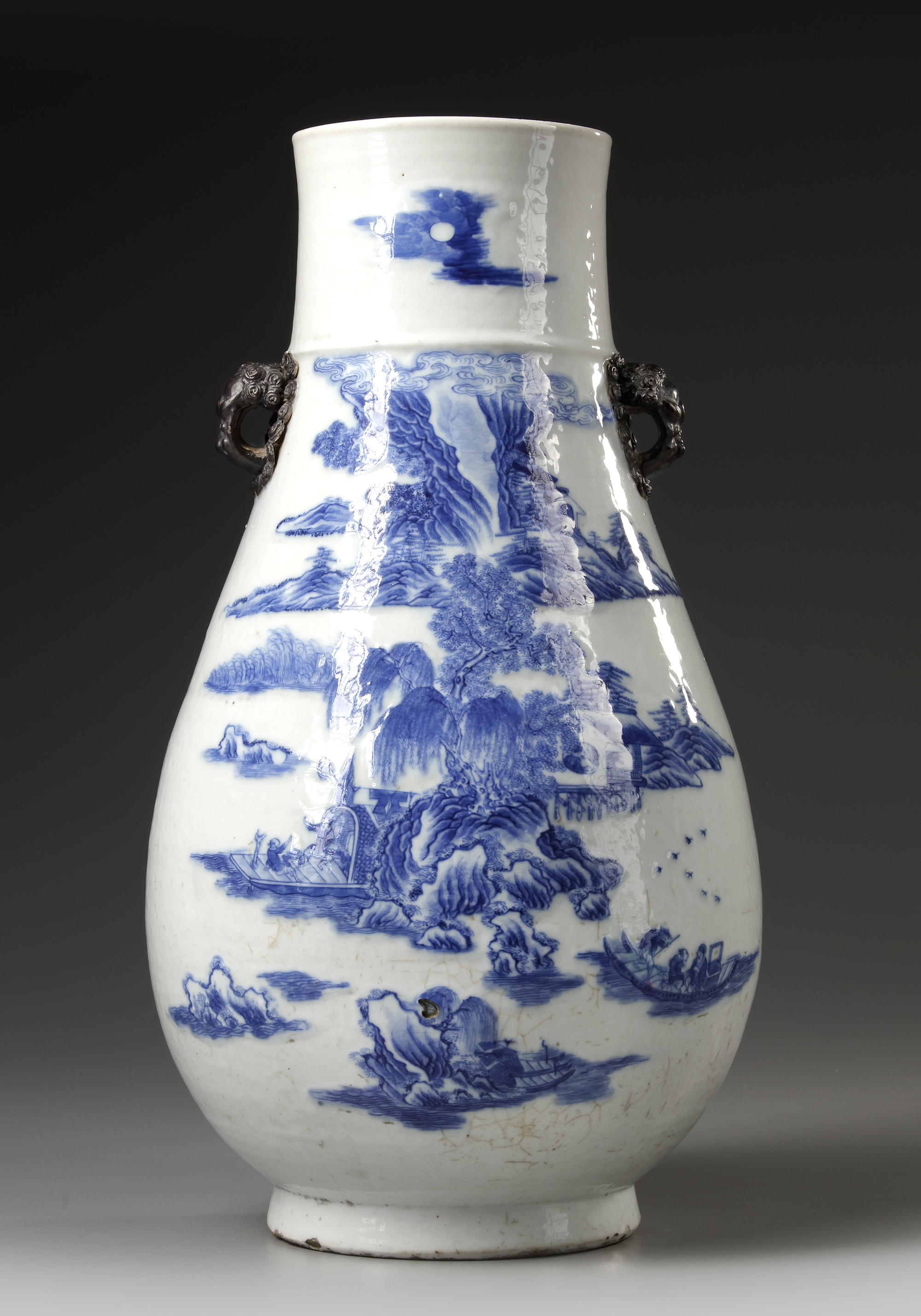 A CHINESE BLUE AND WHITE VASE, 19TH CENTURY