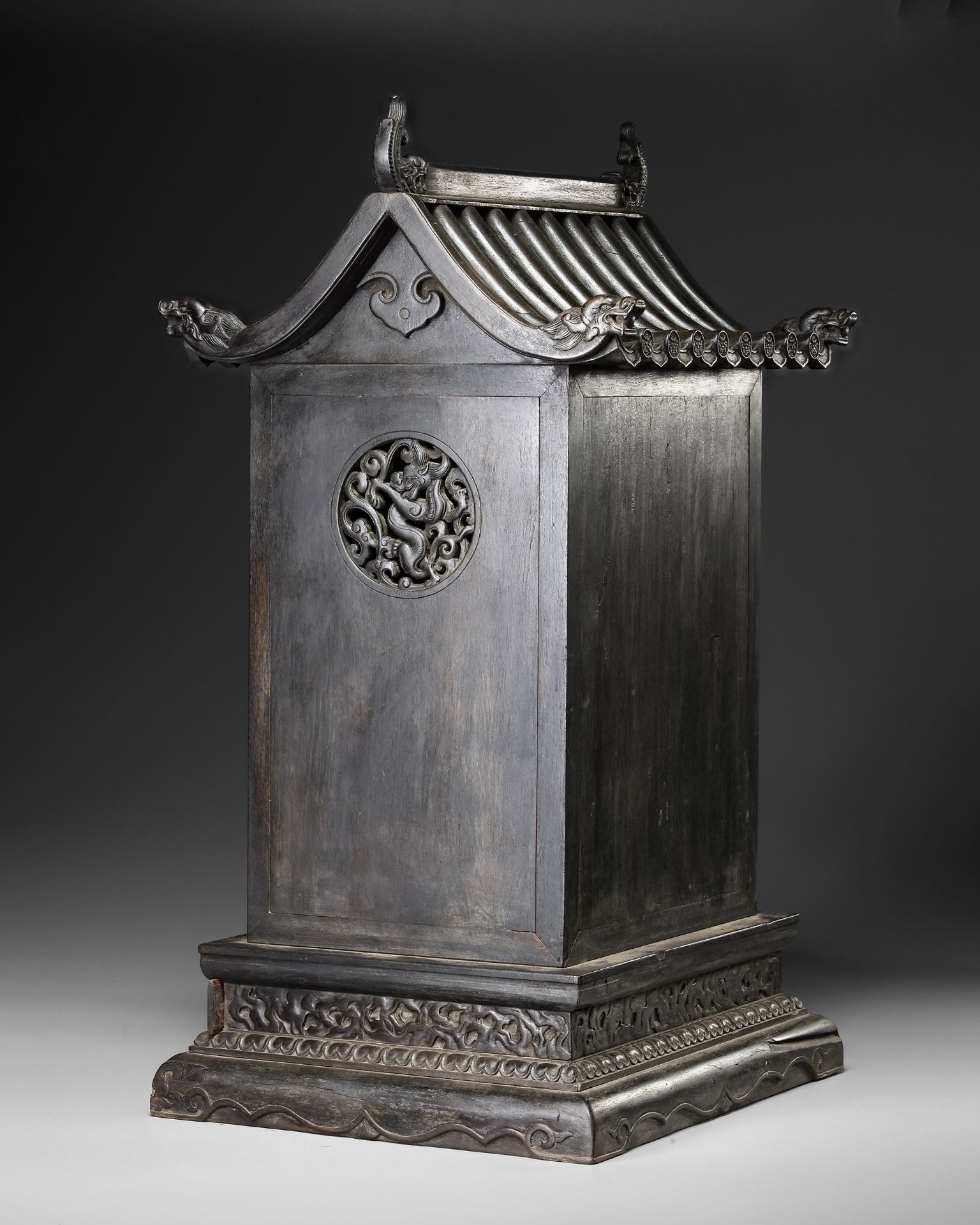 A CHINESE CARVED ZITAN ALTAR CABINET, QING DYNASTY (1644-1911) - Bild 4 aus 5