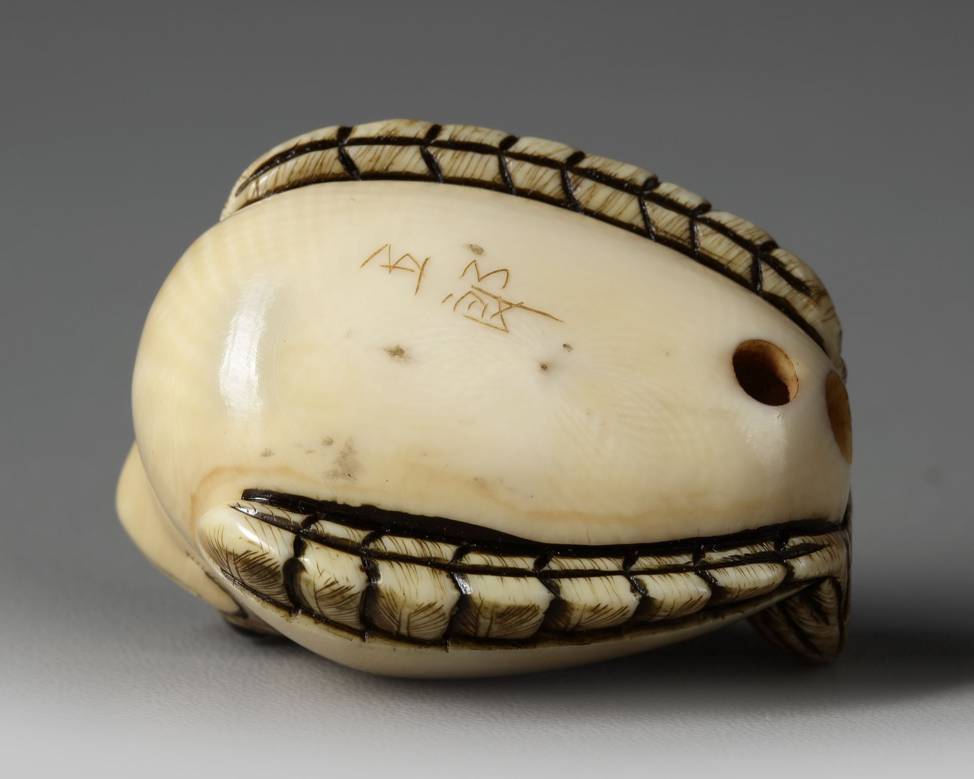 A JAPANESE IVORY NETSUKE OF THE SHAPE OF A SPARROW, SECOND HALF 19TH CENTURY - Bild 5 aus 5