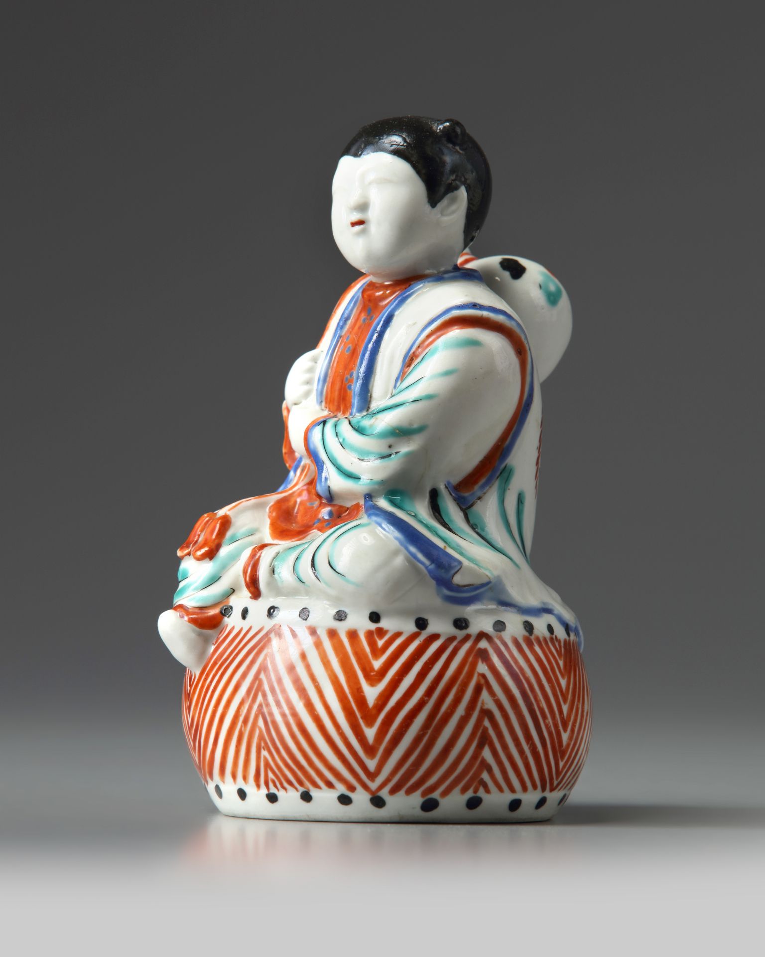 A JAPANESE FIGURE OF A BOY ON A DRUM, 1670-1690 - Image 3 of 5