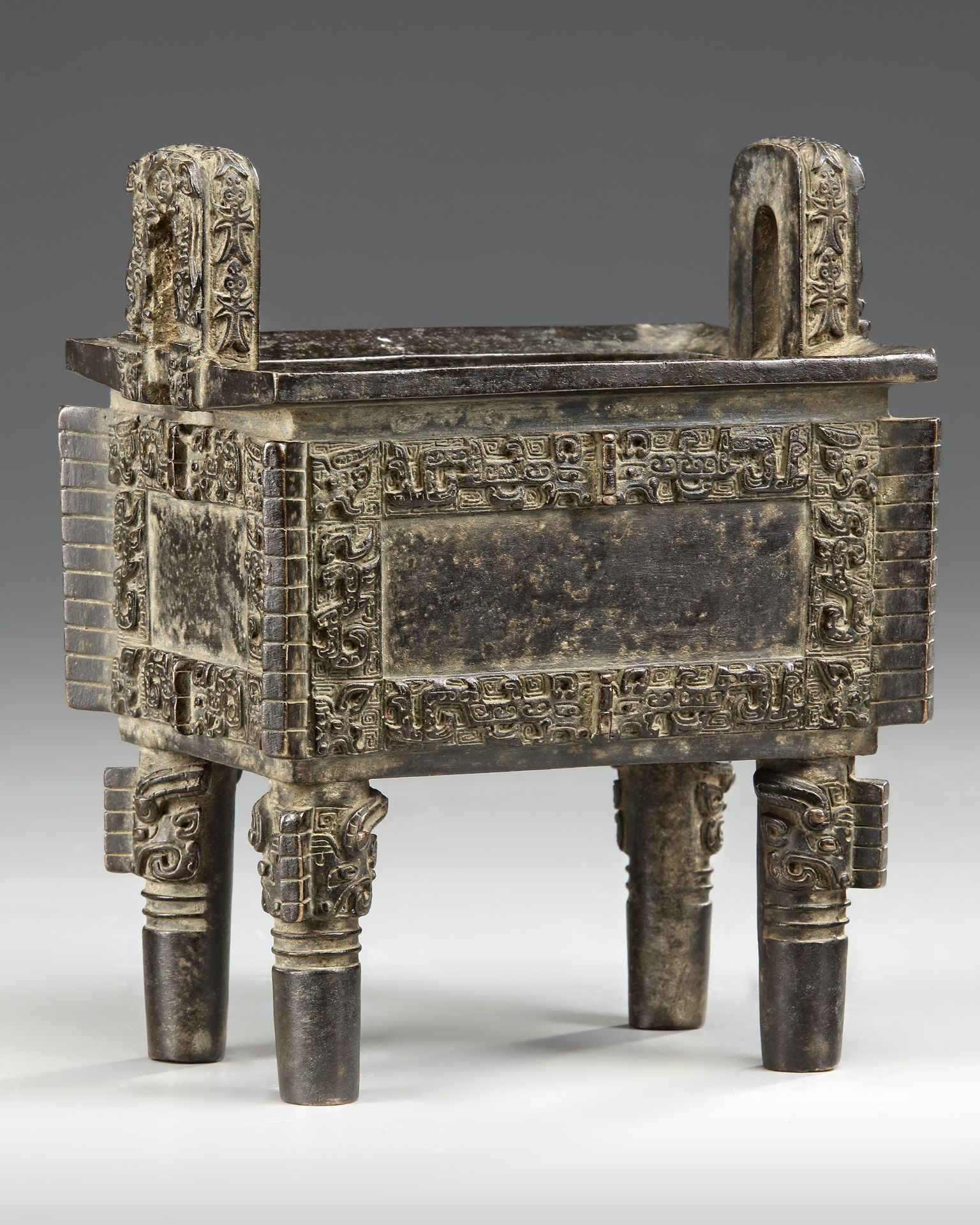 A CHINESE BRONZE CENSER, MING DYNASTY (1368-1644)