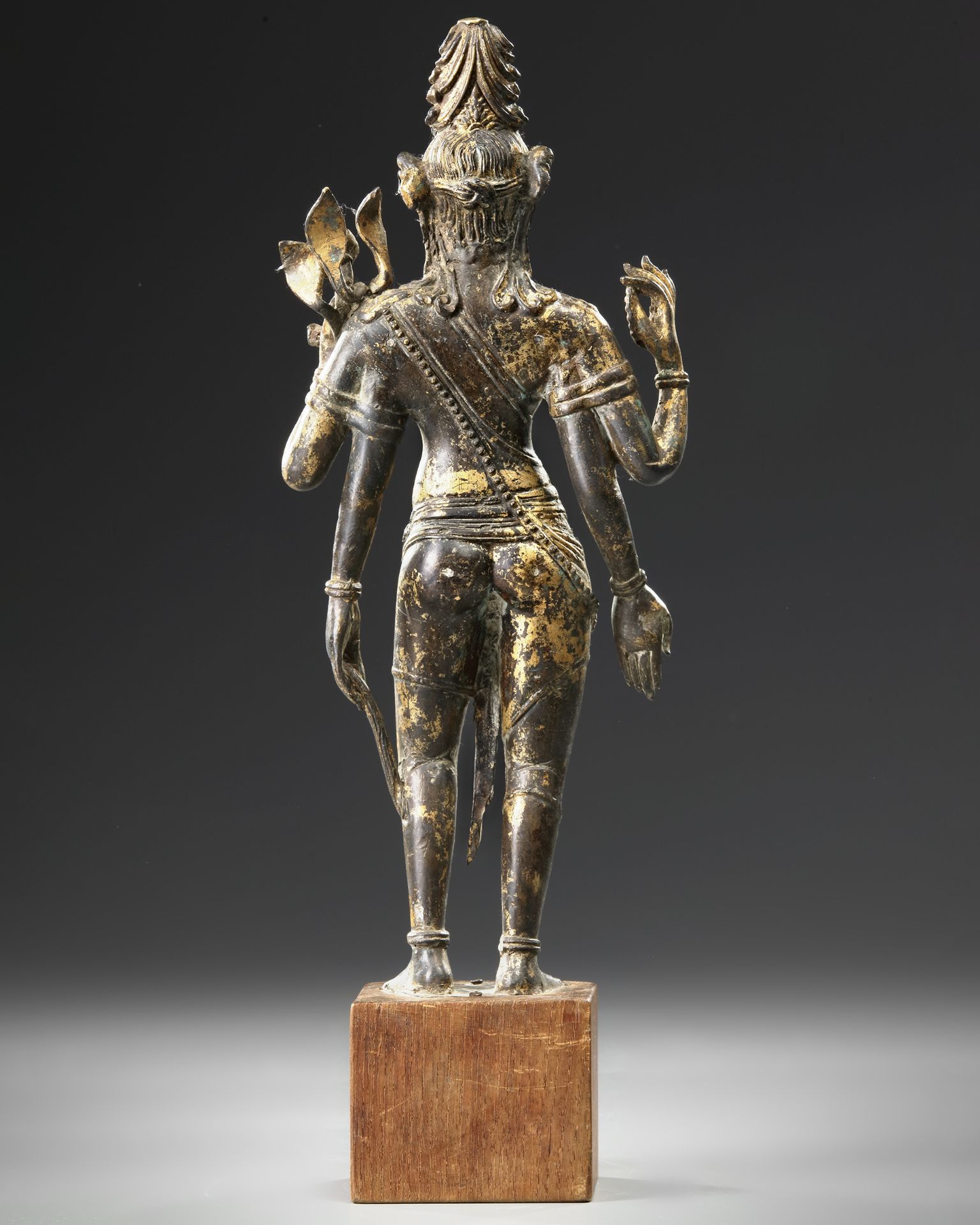 A GILT BRONZE STATUE, NEPAL, 17TH-18TH CENTURY - Bild 3 aus 5