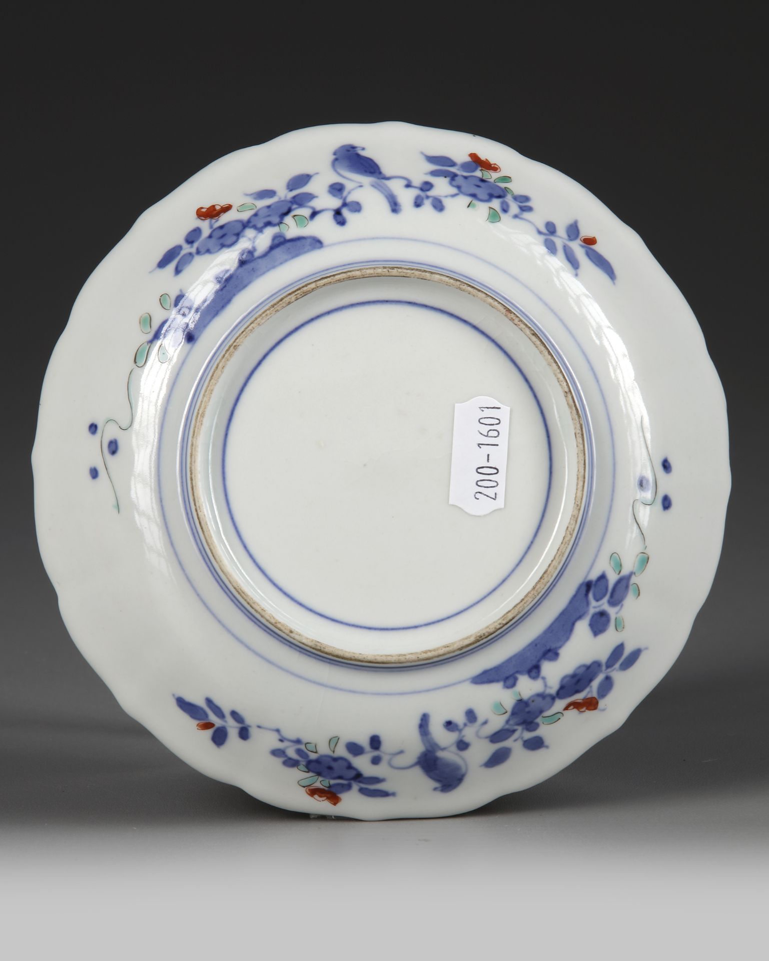 A JAPANESE PORCELAIN KAKIEMON DISH, EDO PERIOD, 18TH CENTURY - Image 2 of 2