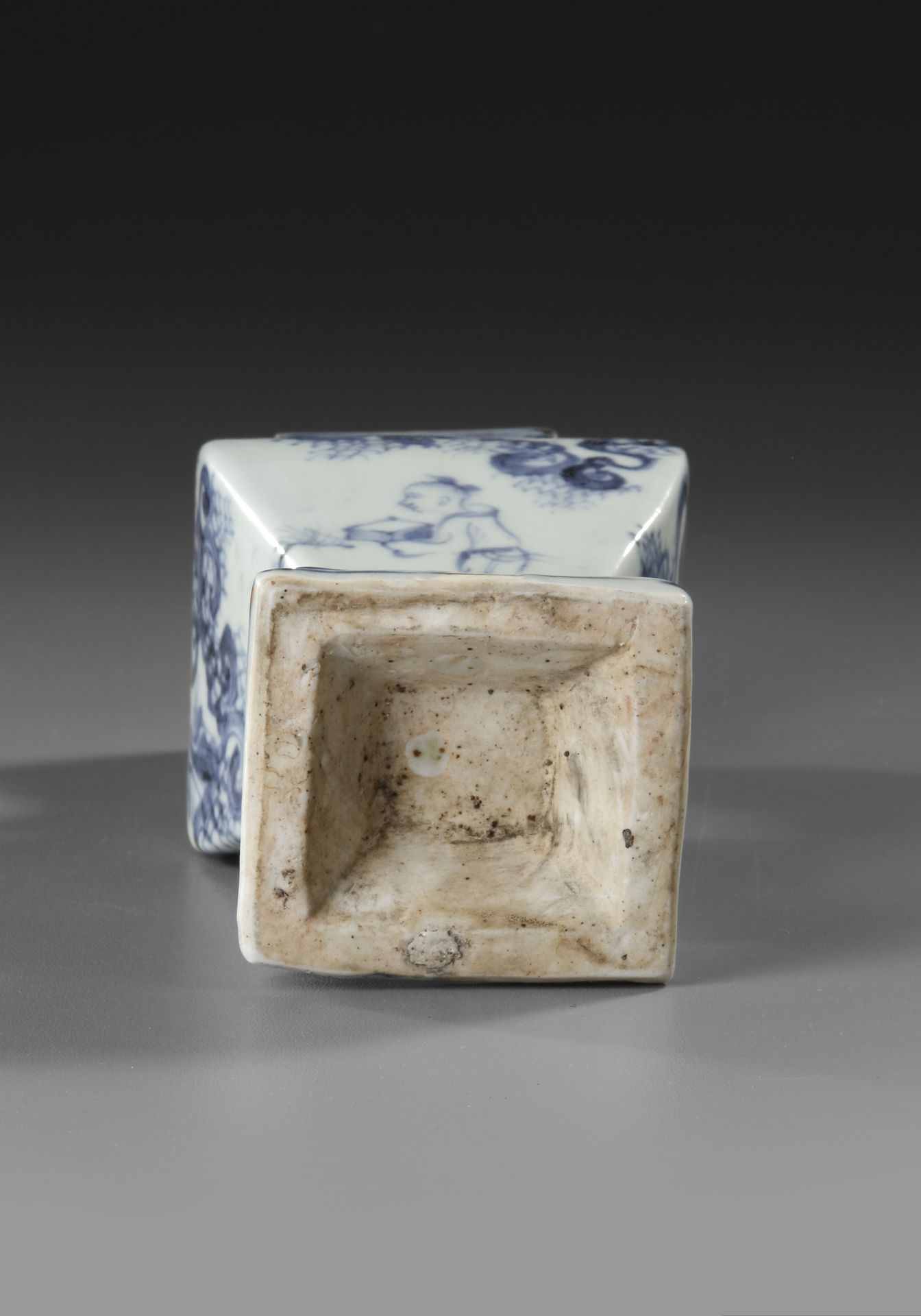 A CHINESE BLUE AND WHITE FACETED VASE, MING DYNASTY, LATE 15TH CENTURY - Bild 5 aus 6