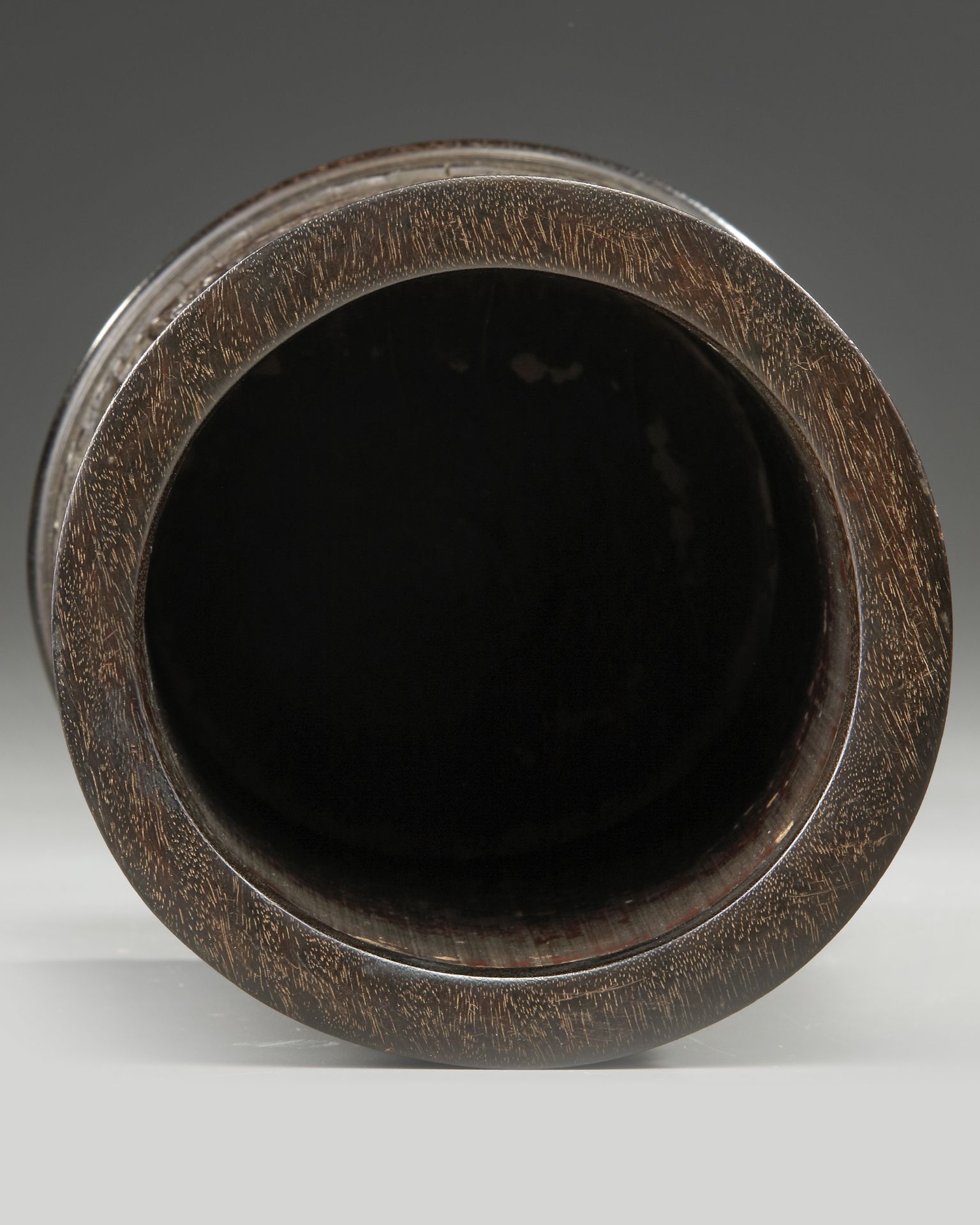 A CHINESE CARVED BAMBOO 'SCHOLARS' BRUSH POT, BITONG, 18TH-19TH CENTURY - Image 3 of 4