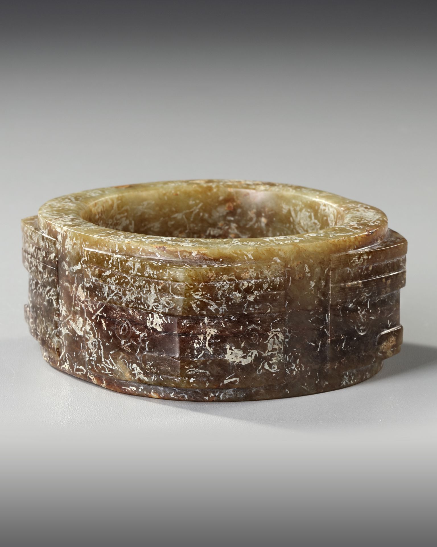 A LARGE ARCHAISTIC JADE CONG, MING DYNASTY (1368-1644) - Image 3 of 8