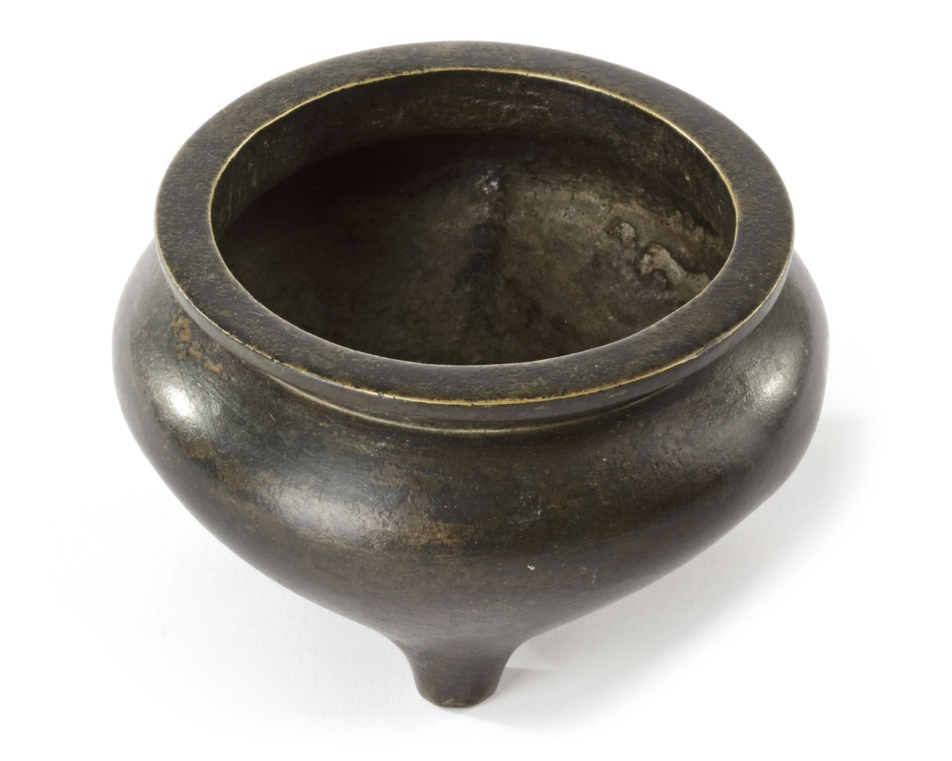 A BRONZE TRIPOD INCENSE BURNER, QING DYNASTY (1644–1911) 17TH/18TH CENTURY - Image 6 of 8