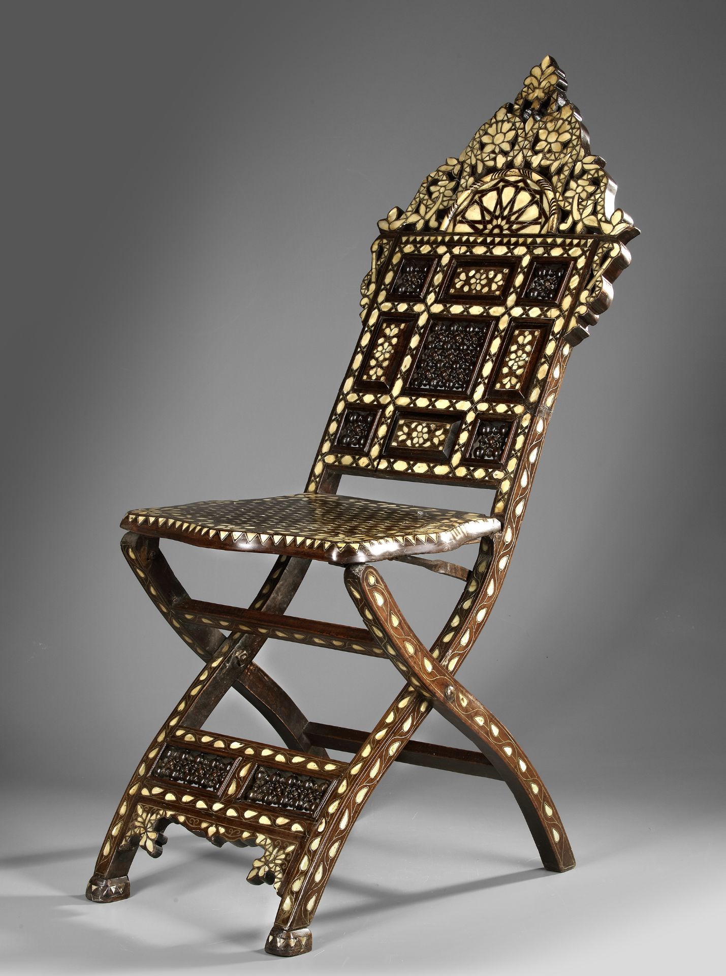 AN OTTOMAN BONE INLAID FOLDING CHAIR, SYRIA LATE 19TH CENTURY - Bild 2 aus 4