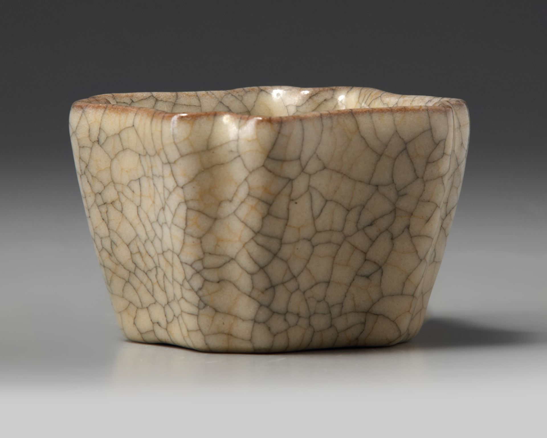 A CHINESE CRACKLE-GLAZED SQUARE-SECTION CUP, QING DYNASTY (1644-1911) - Image 2 of 10