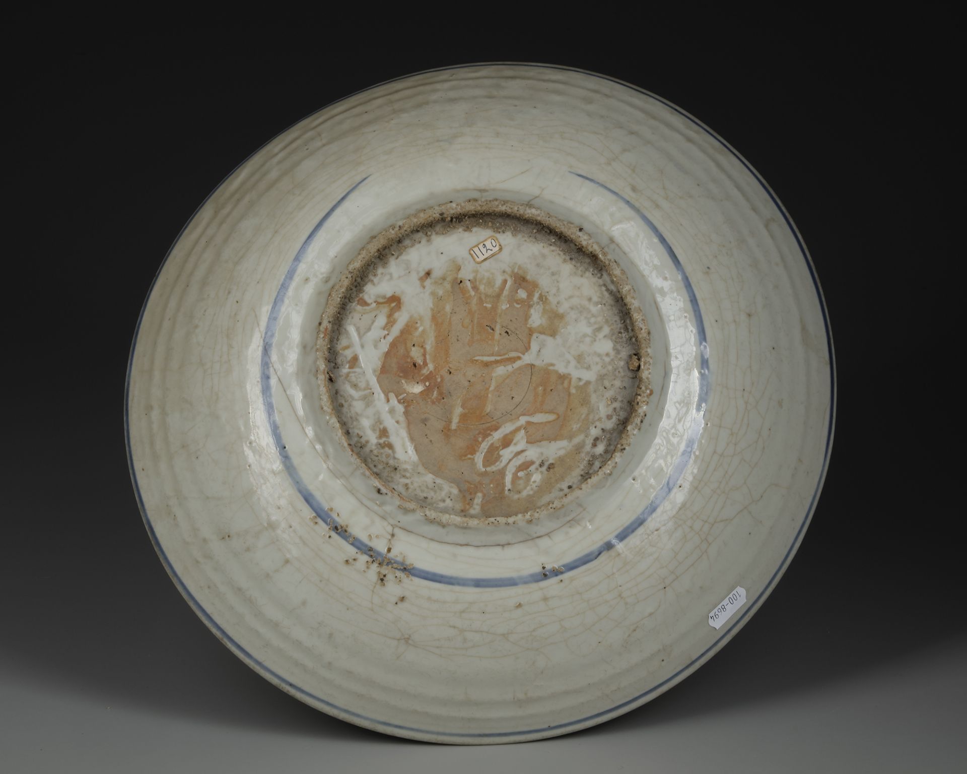 A LARGE CHINESE BLUE AND WHITE SWATOW CHARGER, 16TH-17TH CENTURY - Image 3 of 4