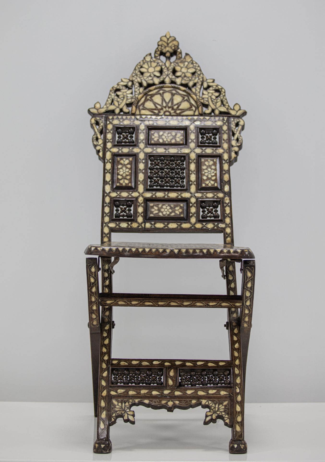 AN OTTOMAN BONE INLAID FOLDING CHAIR, SYRIA LATE 19TH CENTURY - Bild 3 aus 4