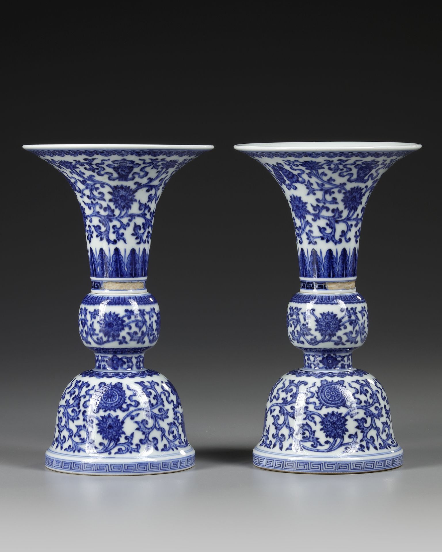 A PAIR OF CHINESE BLUE AND WHITE GU-FORM ALTAR VASES, QING DYNASTY (1644–1911) - Image 2 of 8