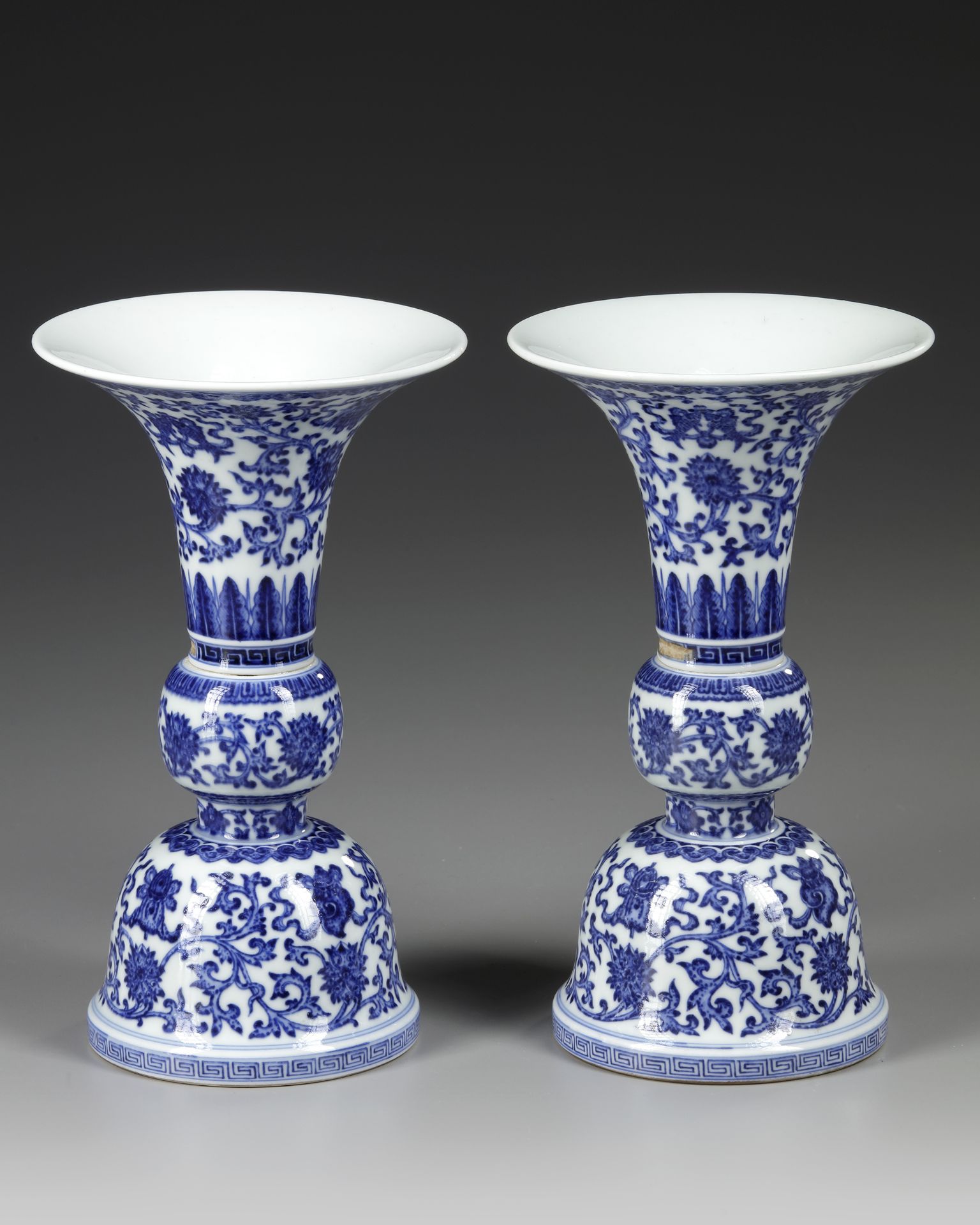 A PAIR OF CHINESE BLUE AND WHITE GU-FORM ALTAR VASES, QING DYNASTY (1644–1911) - Image 4 of 8